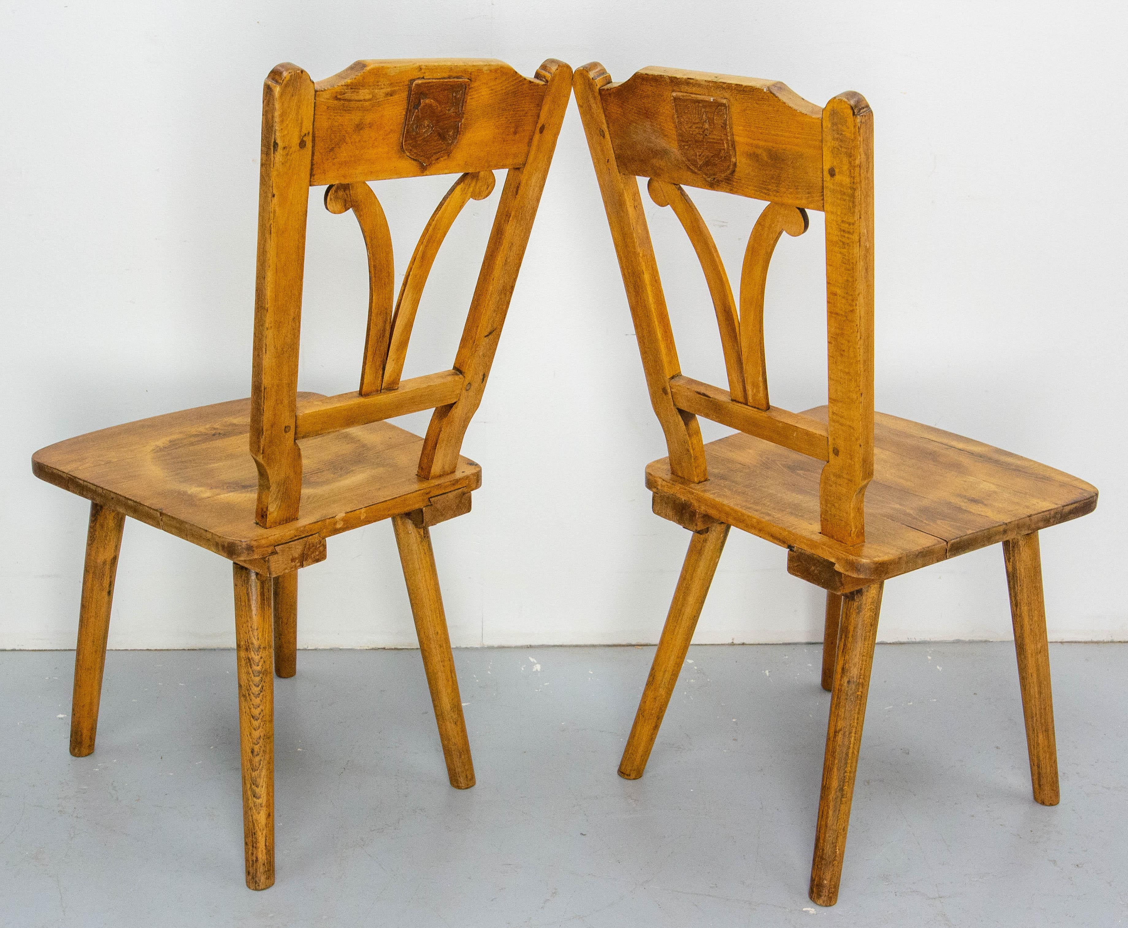 Set di quattro sedie massicce in Oak con stemmi di caccia Francia, metà del XX secolo In condizioni buone in vendita a Labrit, Landes
