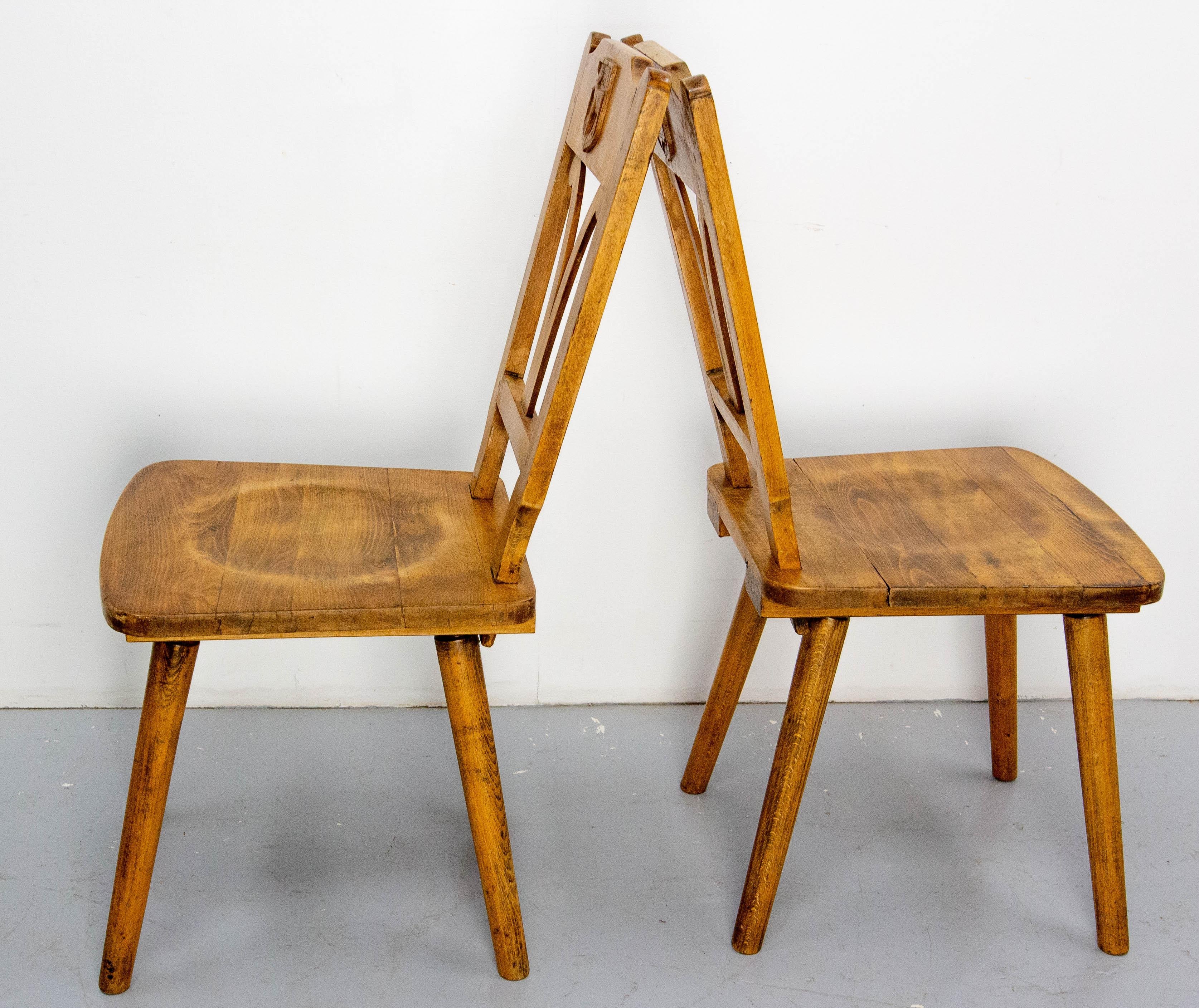 Quercia Set di quattro sedie massicce in Oak con stemmi di caccia Francia, metà del XX secolo in vendita