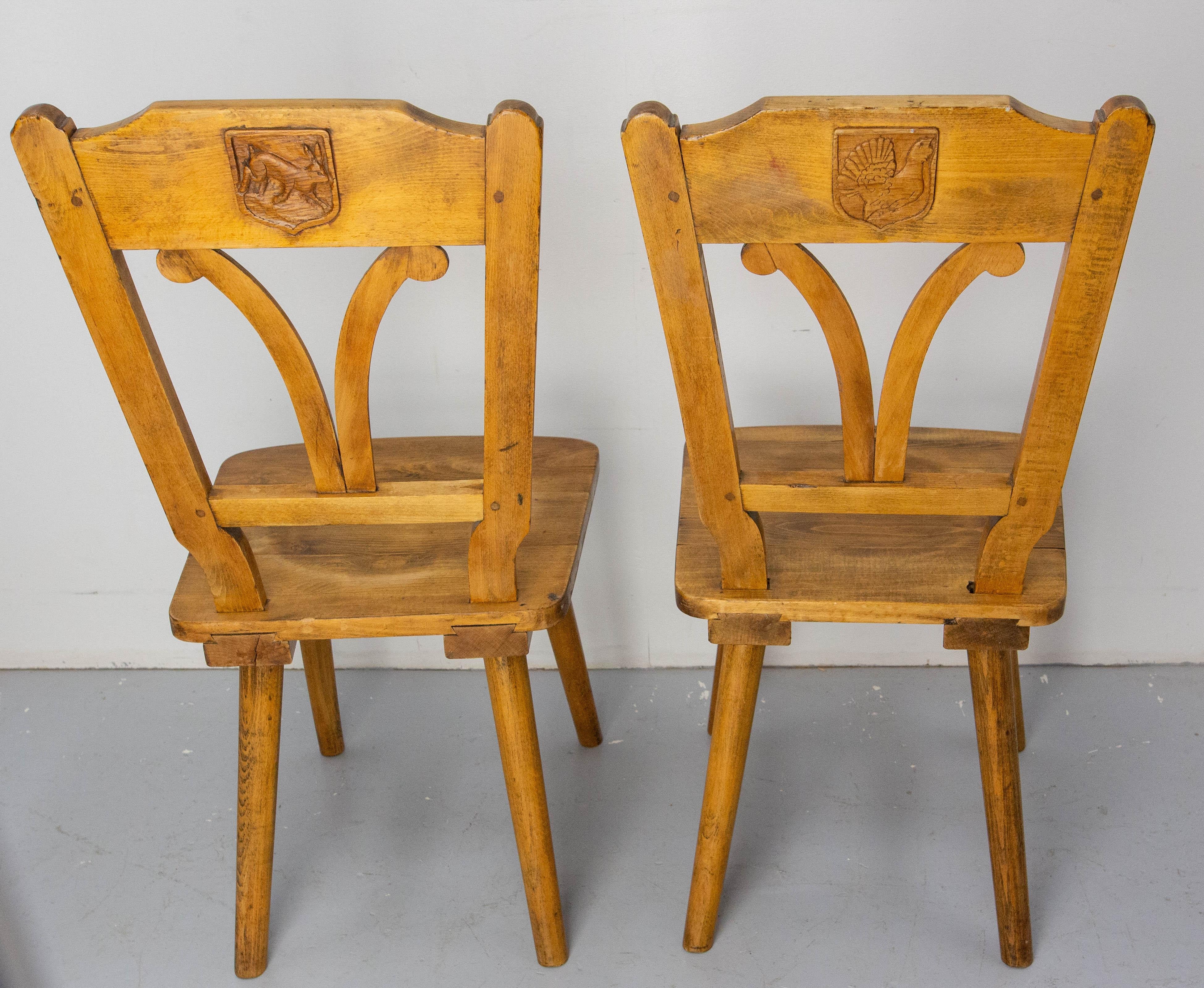 Set di quattro sedie massicce in Oak con stemmi di caccia Francia, metà del XX secolo in vendita 1