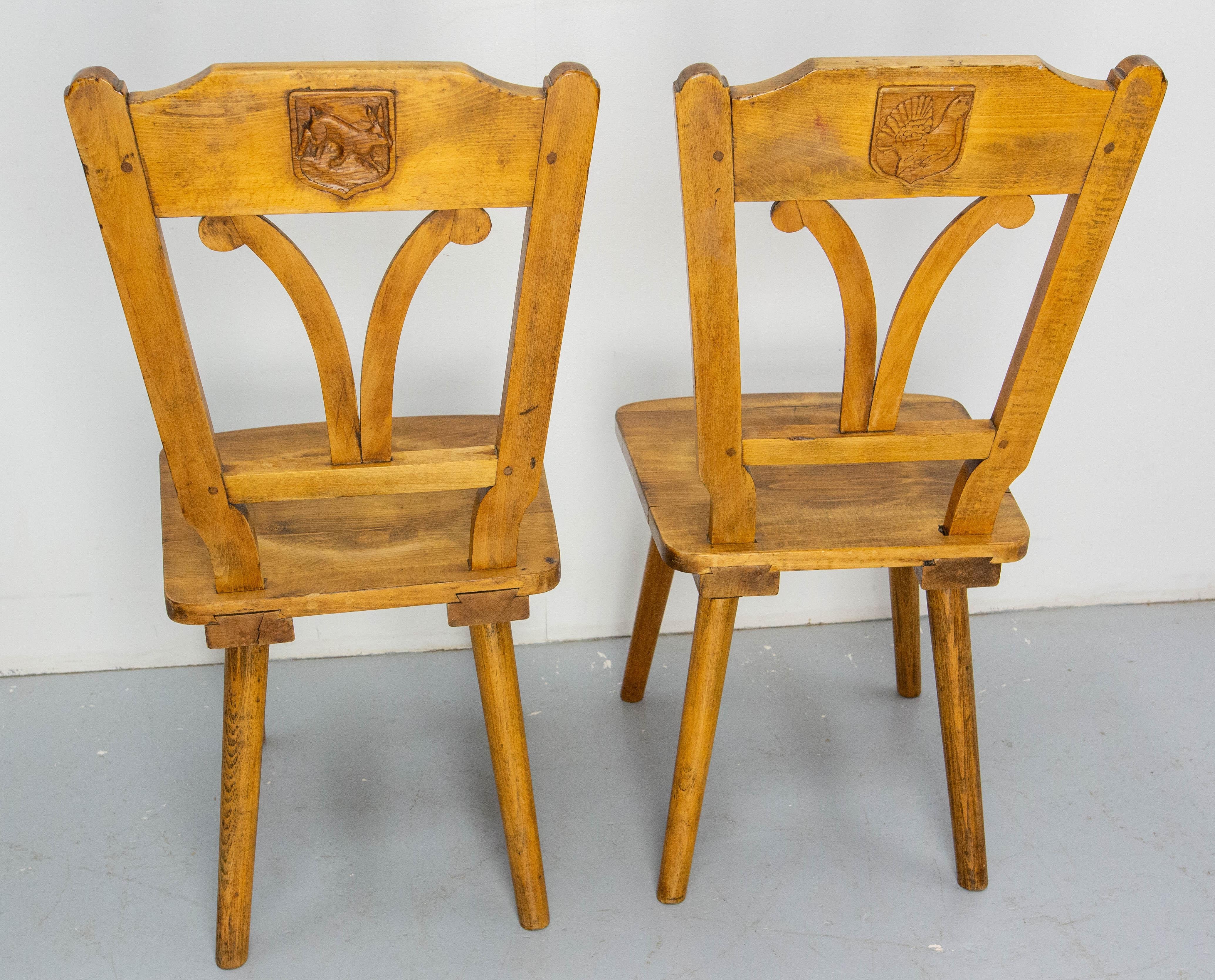 Set di quattro sedie massicce in Oak con stemmi di caccia Francia, metà del XX secolo in vendita 2