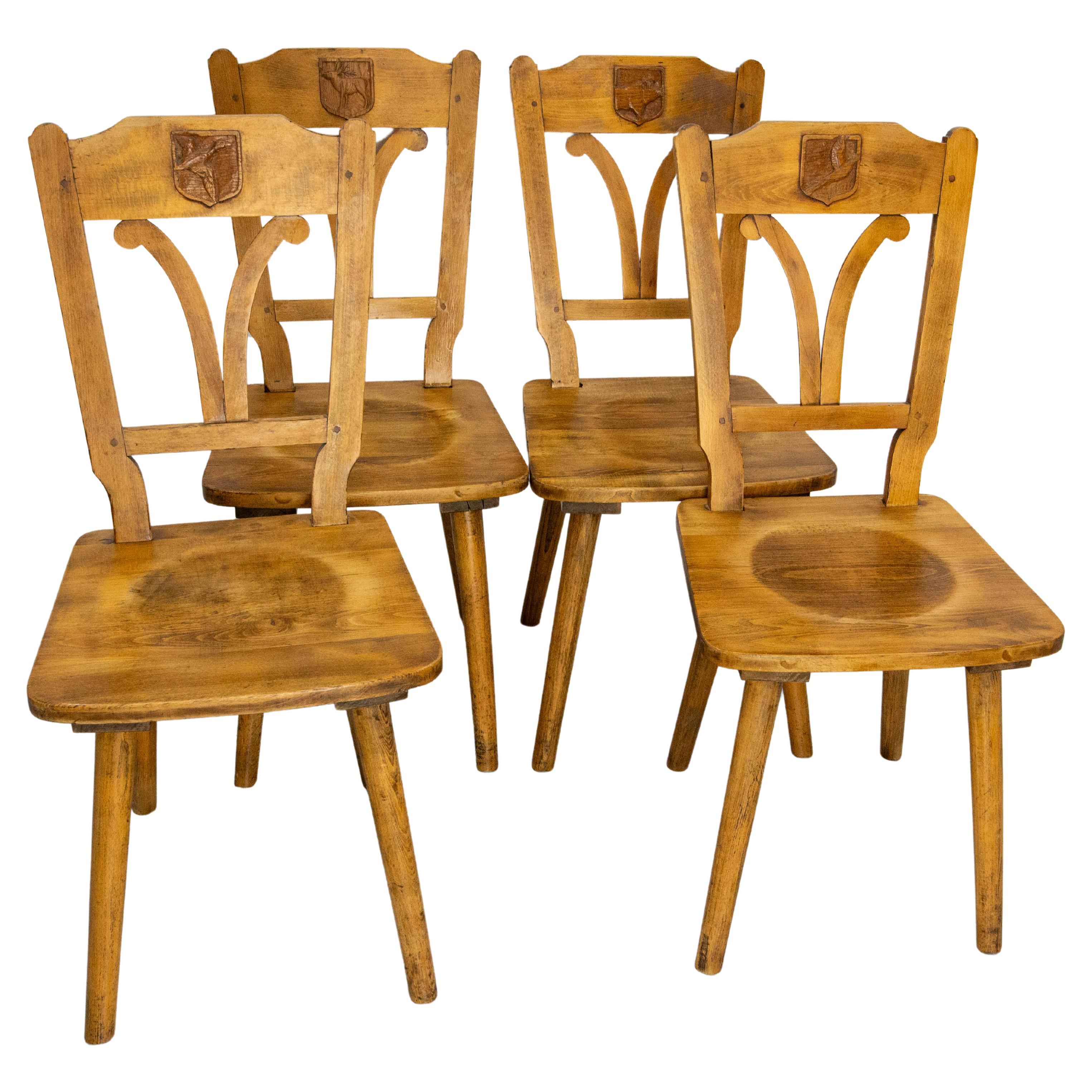 Set di quattro sedie massicce in Oak con stemmi di caccia Francia, metà del XX secolo in vendita