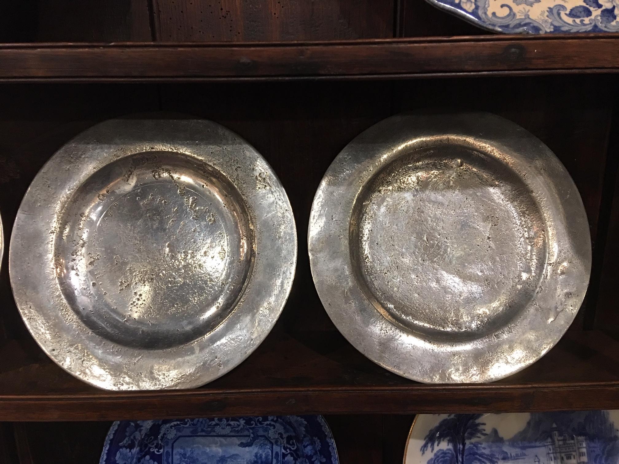 Set of Four Matched English Polished Pewter Plates, 18th Century In Good Condition In Savannah, GA
