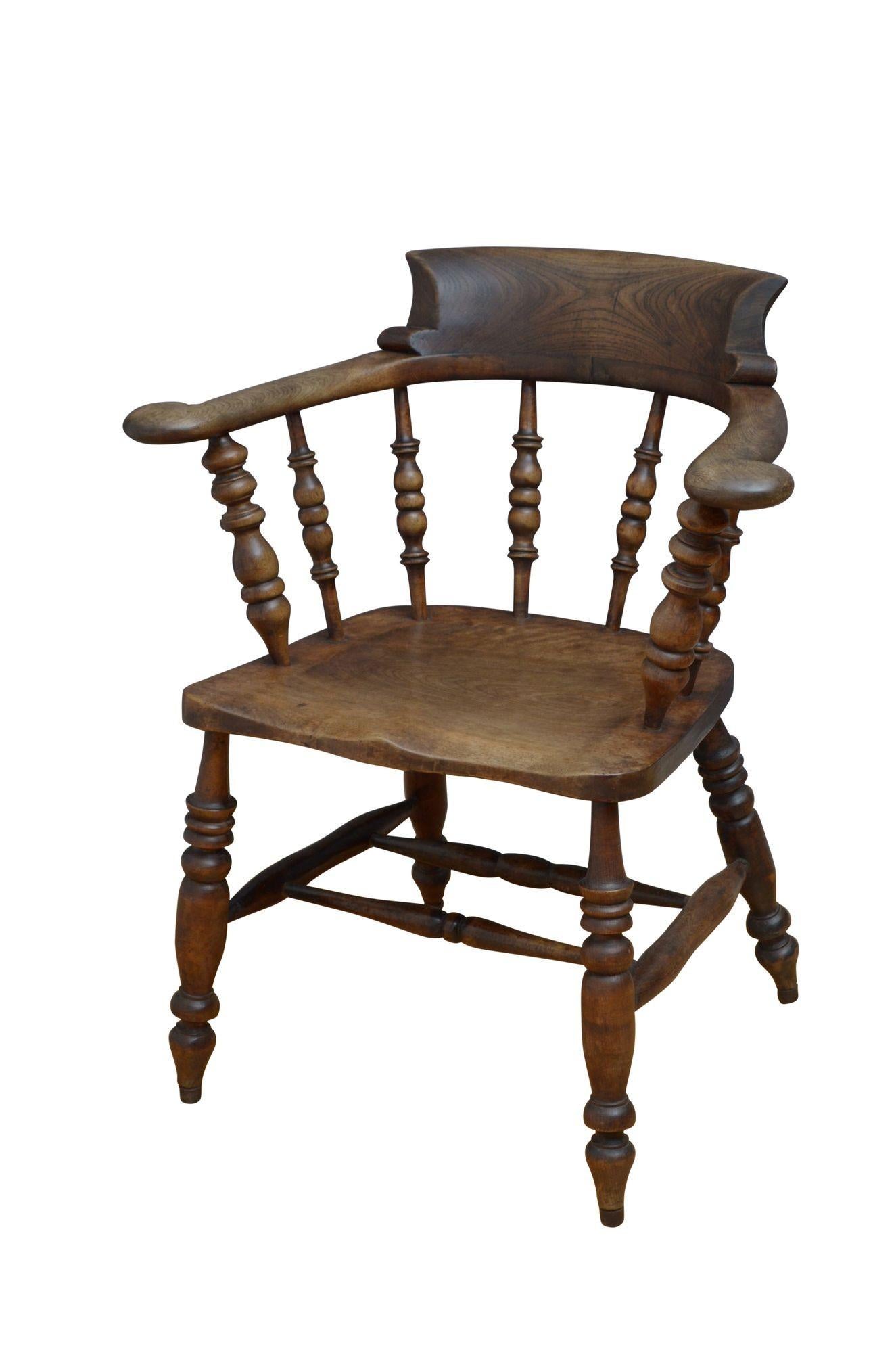 Juego arlequinado de cuatro sillones / sillas de moño de fumador de finales de la época victoriana, de haya y olmo / fresno y olmo, cada uno con barandilla superior perfilada apoyada en montantes torneados y asiento generoso, todo ello apoyado en
