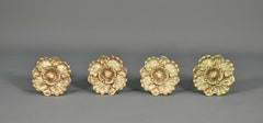 Satz von vier zusammenpassenden französischen Antique-Bronze-Gardinenspannern