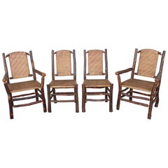 Ensemble de quatre chaises assorties en vieux pacanier