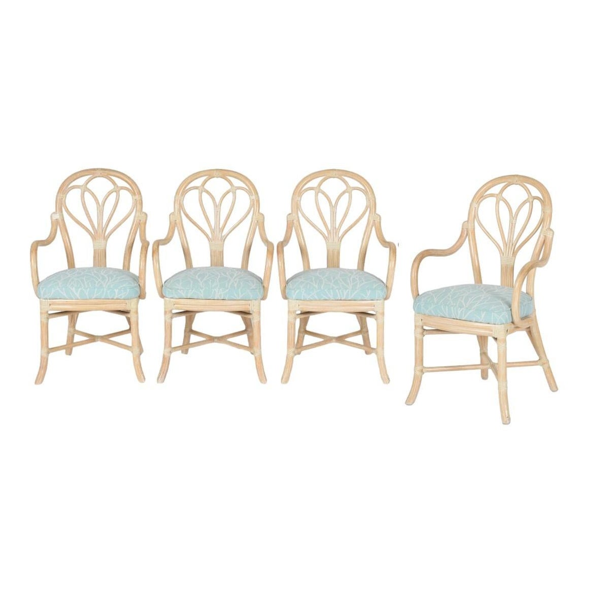 Satz von vier McGuire Bent Rattan Bistro Loop Back Dining Arm Stühle