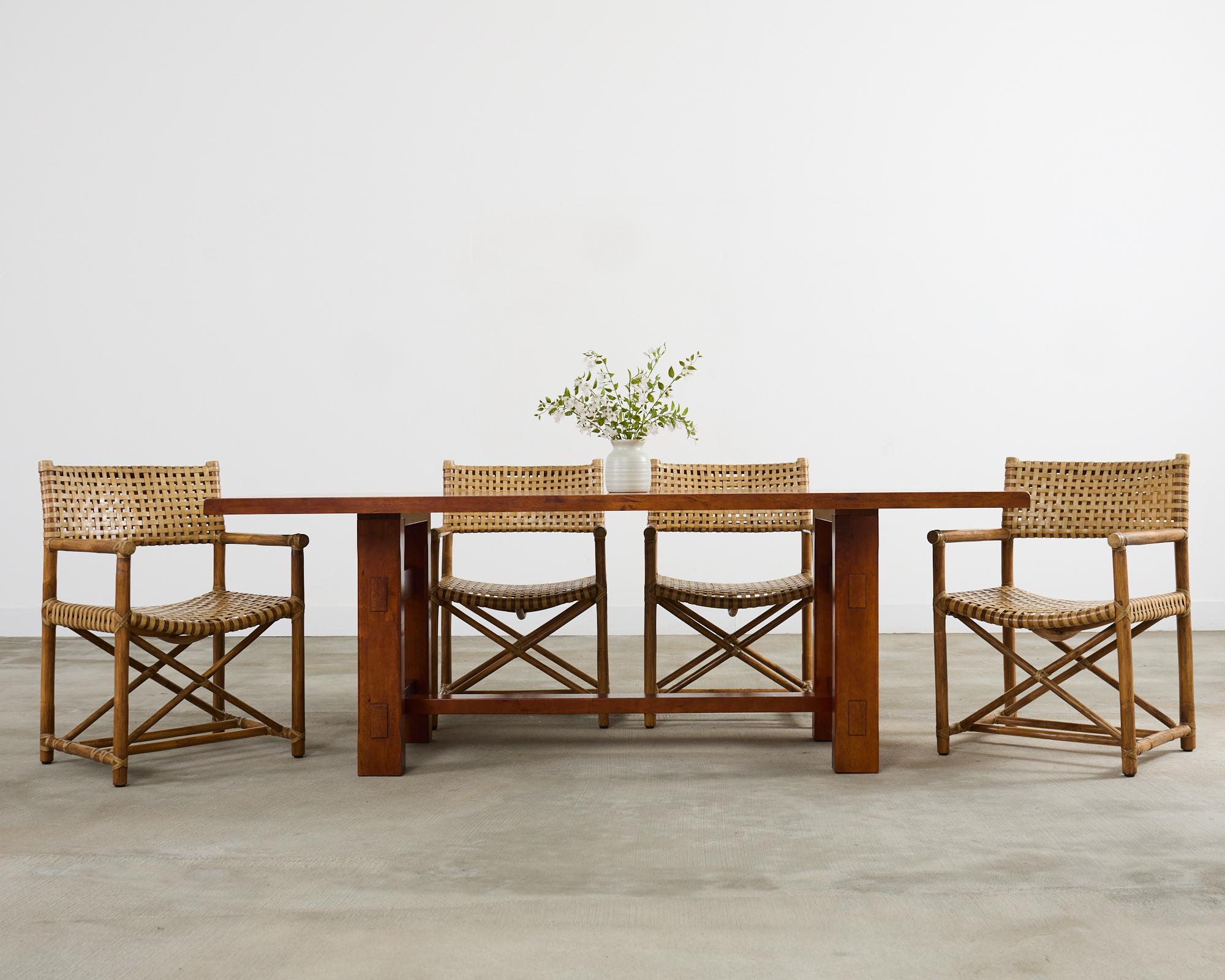 Autentico set di quattro rare poltrone da pranzo McGuire Antalya in stile regista con sedute e schienale in pelle intrecciata in stile reticolo. Il modello #MCLM45 è realizzato con pali di rattan legati tra loro con lacci di cuoio sulle giunture