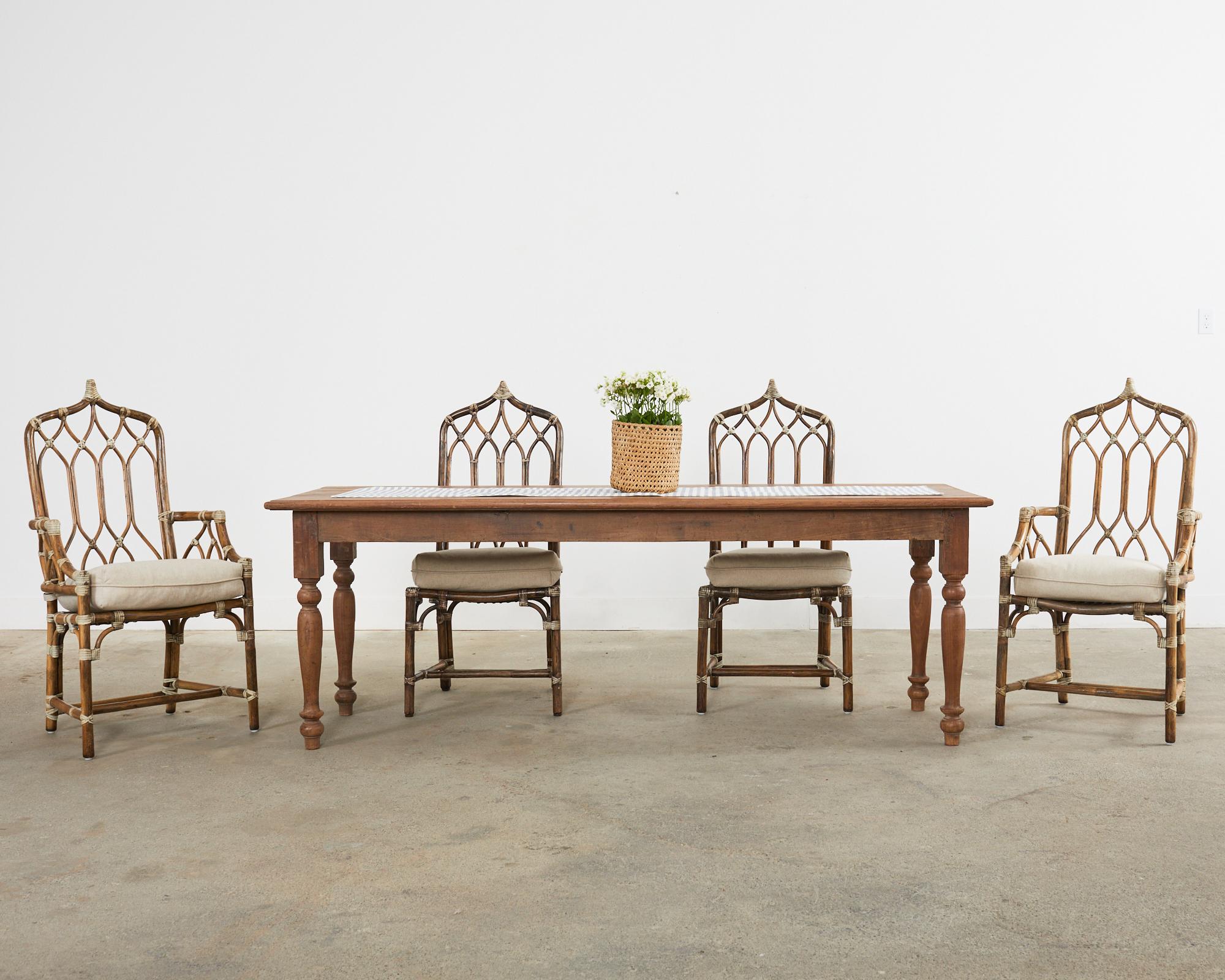 Ensemble iconique de quatre chaises de salle à manger en rotin moderne et organique fabriqué par McGuire. Les chaises de salle à manger de style 
