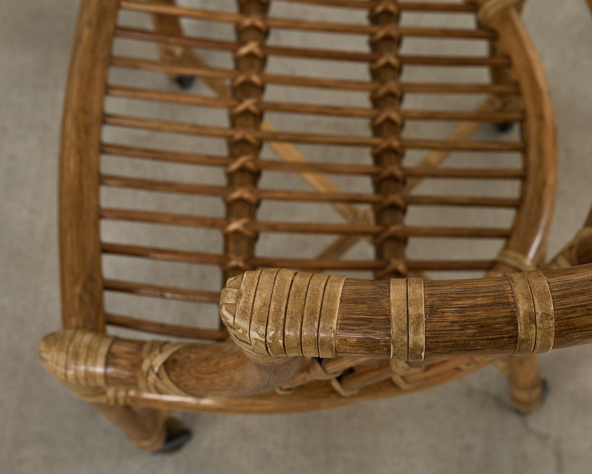 Satz von vier McGuire-Rattan-Esszimmerstühlen mit Fassrückenlehne im Angebot 3