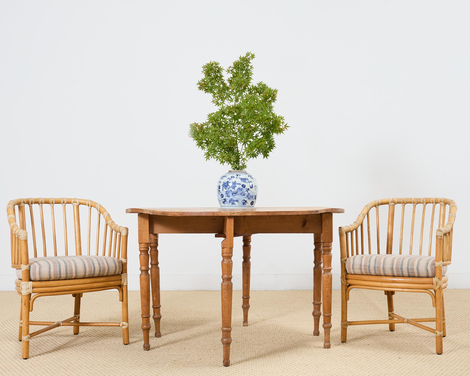 Ikonisches Set aus vier Rattansesseln im modernen kalifornischen Küstenstil, hergestellt von McGuire. Die Stühle verfügen über wunderschöne, gebogene Rattanrahmen in Form einer Tonnenlehne mit einer schönen honigfarbenen Oberfläche. Das Rattan wird