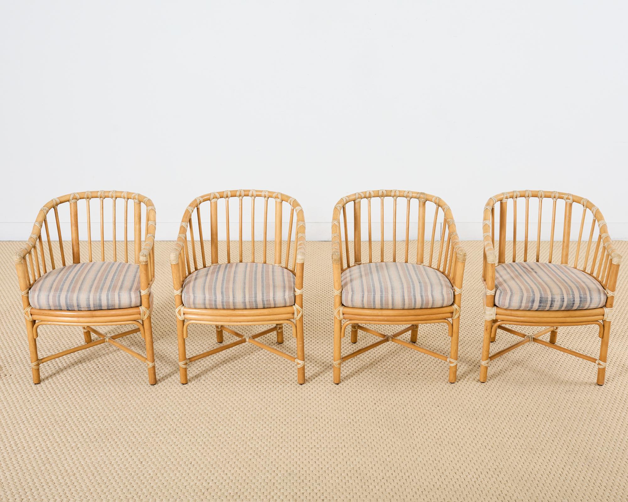 Satz von vier McGuire-Rattan-Esszimmerstühlen mit Fassrückenlehne (Organische Moderne) im Angebot