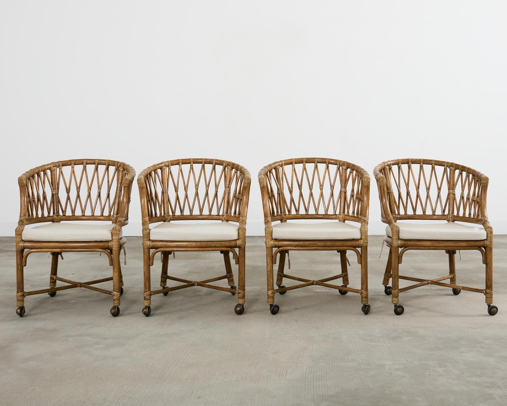 Satz von vier McGuire-Rattan-Esszimmerstühlen mit Fassrückenlehne (Organische Moderne) im Angebot