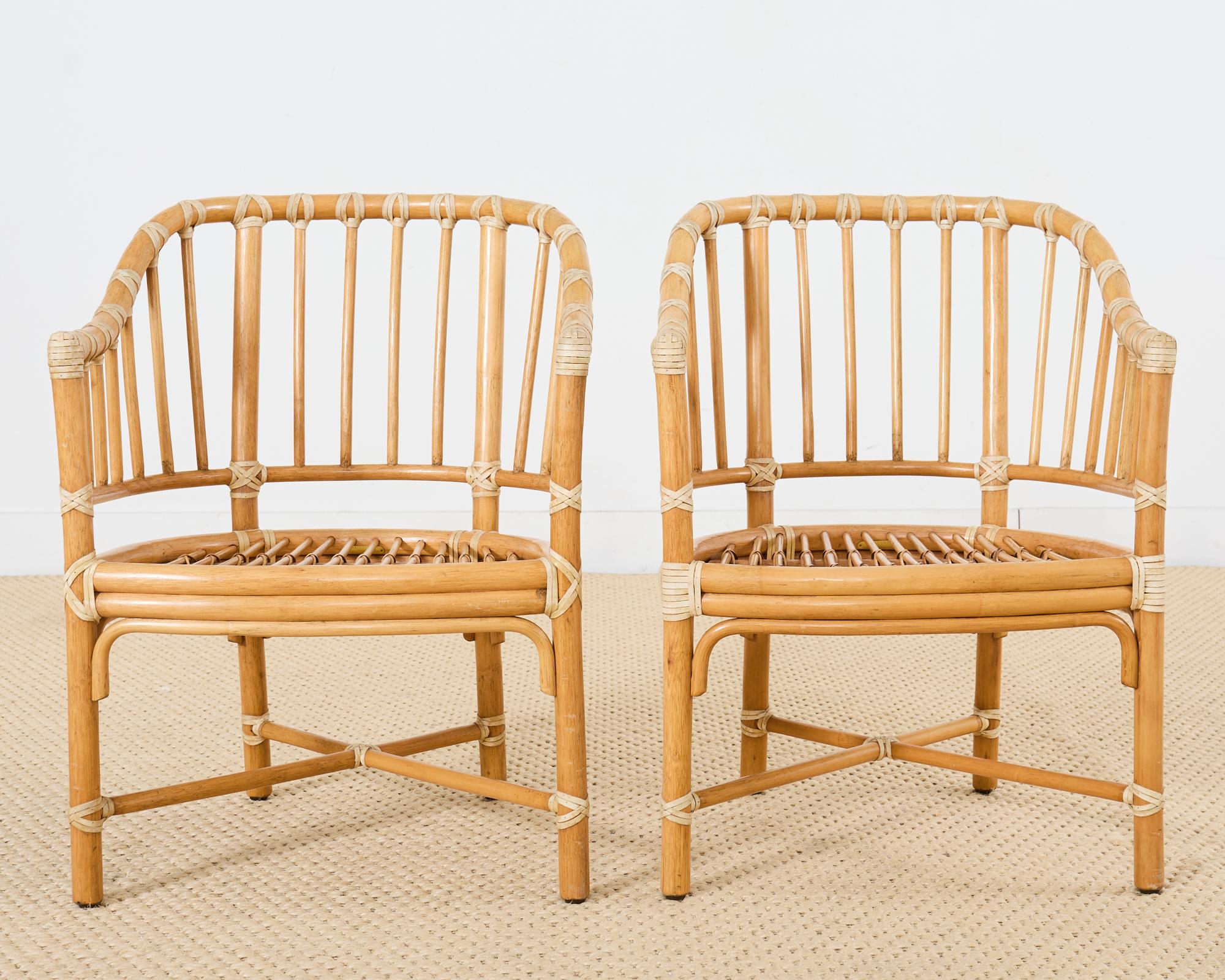 Satz von vier McGuire-Rattan-Esszimmerstühlen mit Fassrückenlehne (amerikanisch) im Angebot