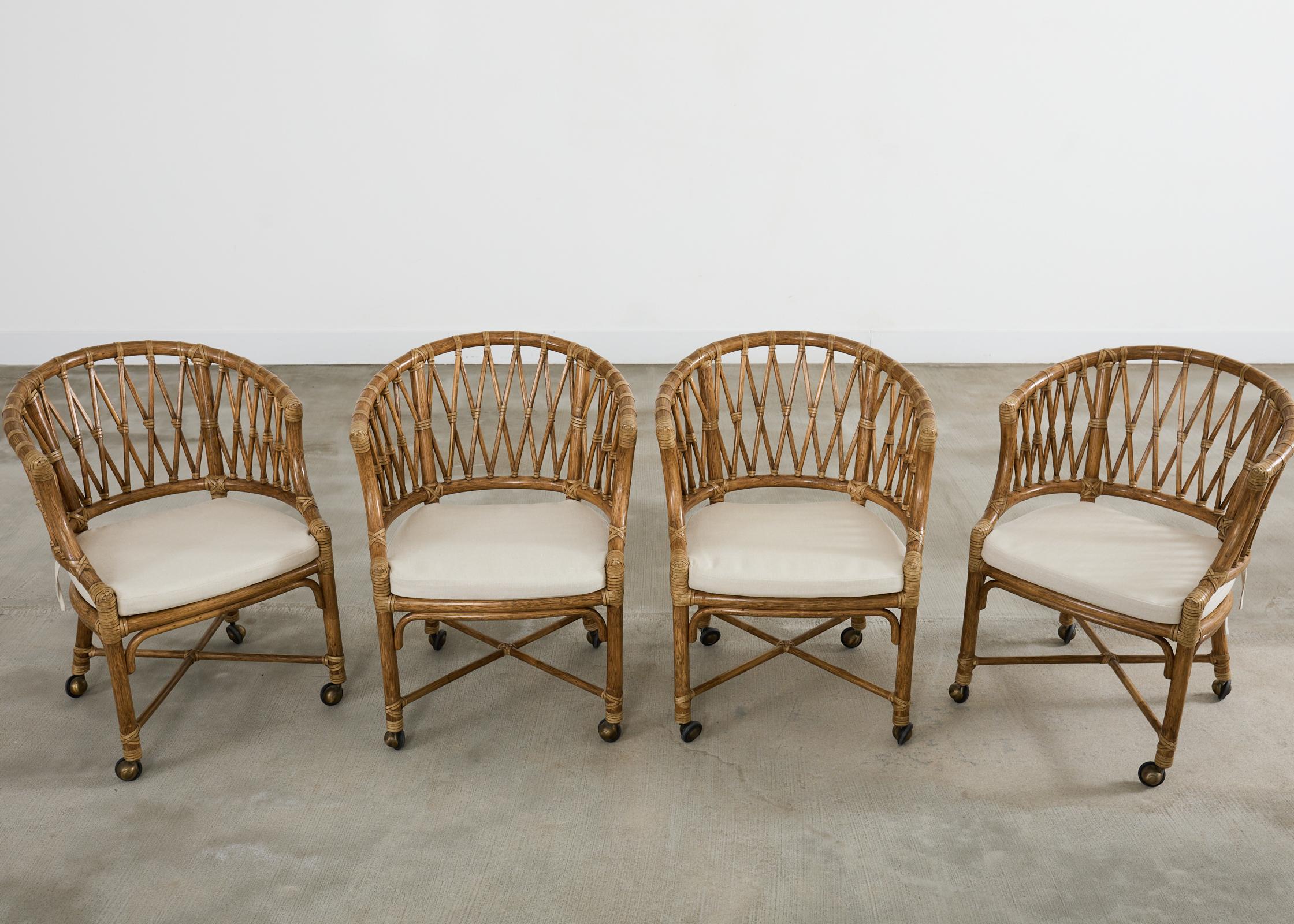 Satz von vier McGuire-Rattan-Esszimmerstühlen mit Fassrückenlehne (amerikanisch) im Angebot