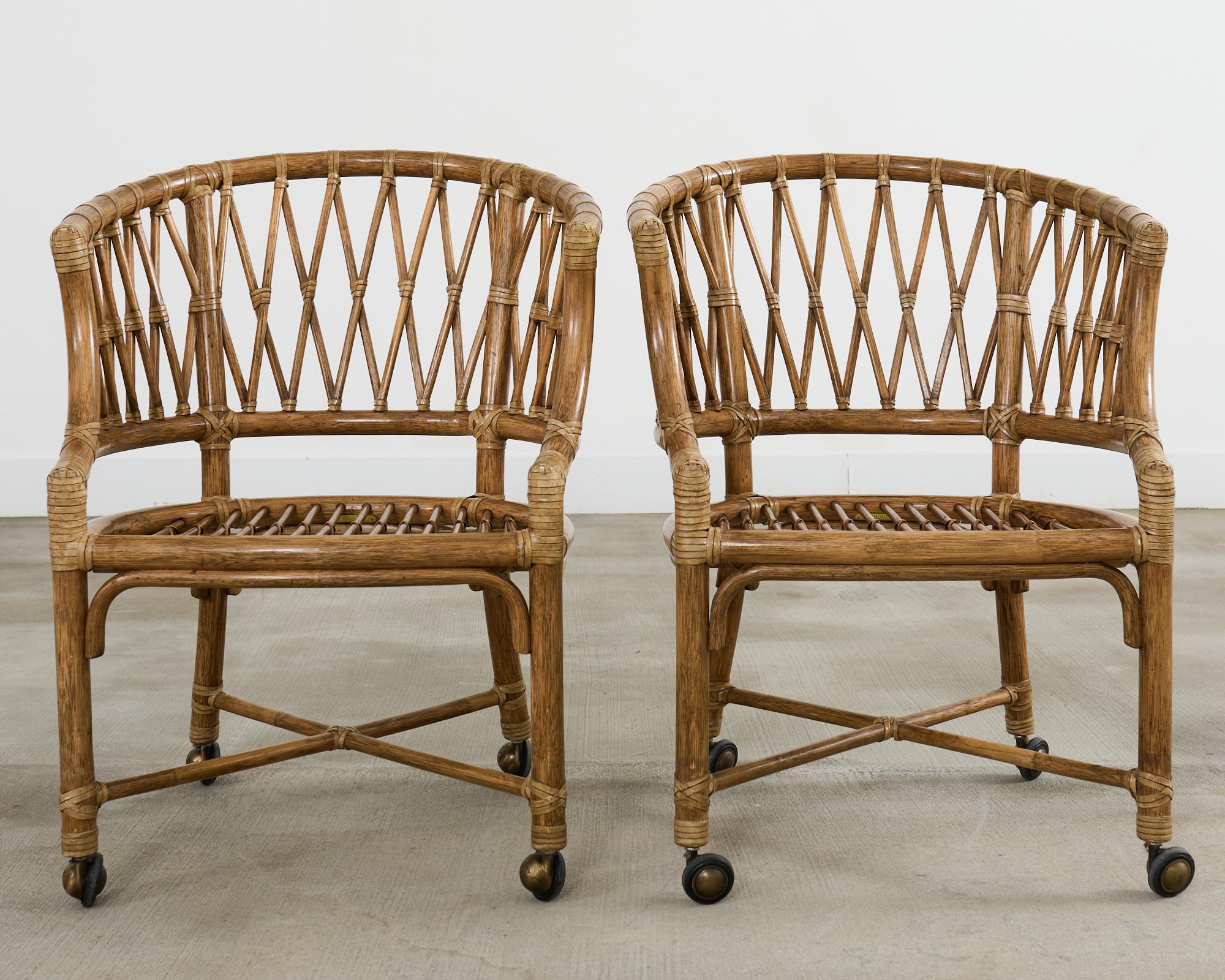 Satz von vier McGuire-Rattan-Esszimmerstühlen mit Fassrückenlehne (Handgefertigt) im Angebot