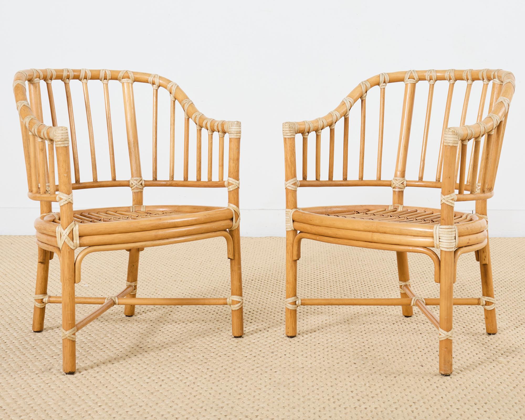 Satz von vier McGuire-Rattan-Esszimmerstühlen mit Fassrückenlehne im Zustand „Gut“ im Angebot in Rio Vista, CA