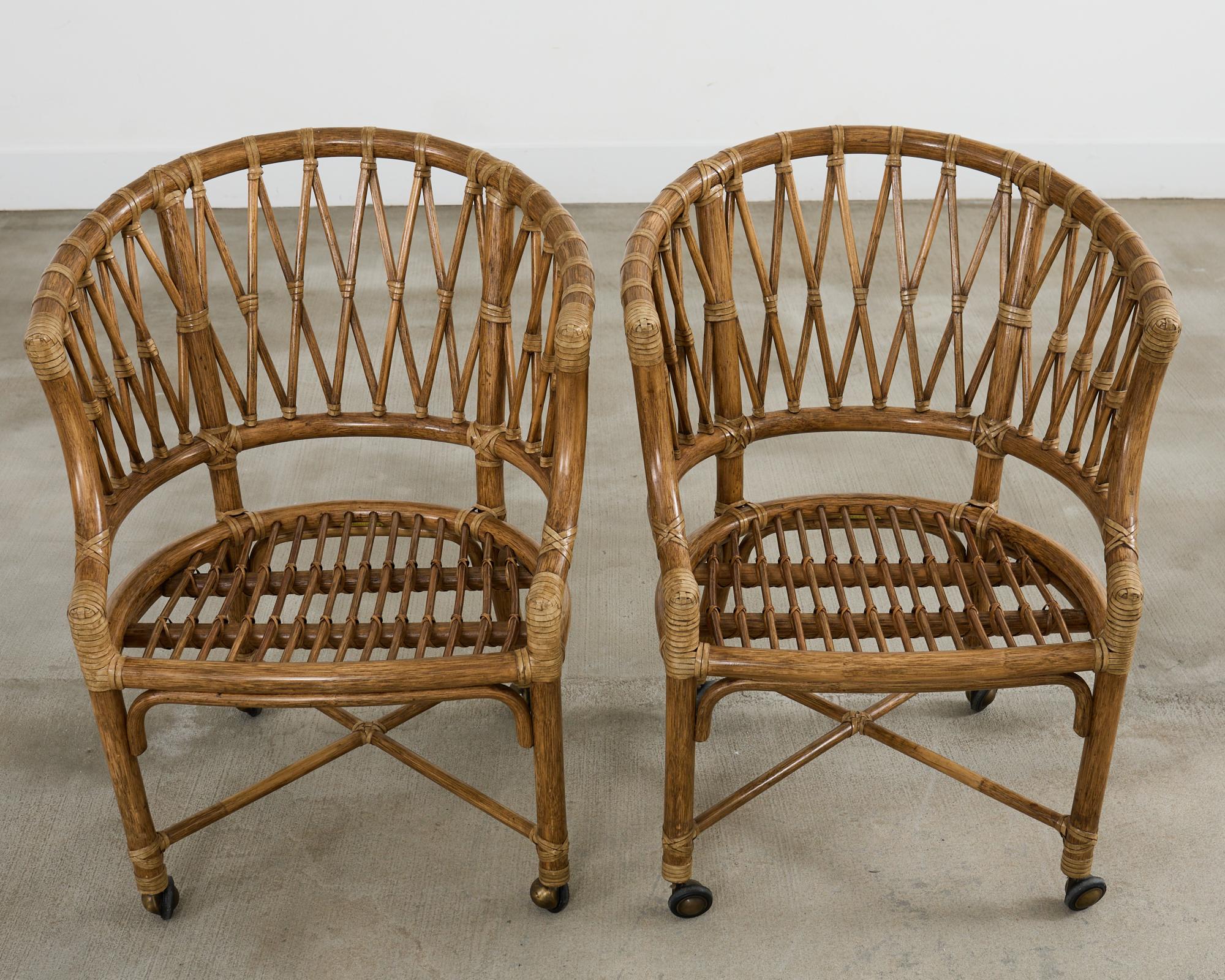Satz von vier McGuire-Rattan-Esszimmerstühlen mit Fassrückenlehne im Zustand „Gut“ im Angebot in Rio Vista, CA