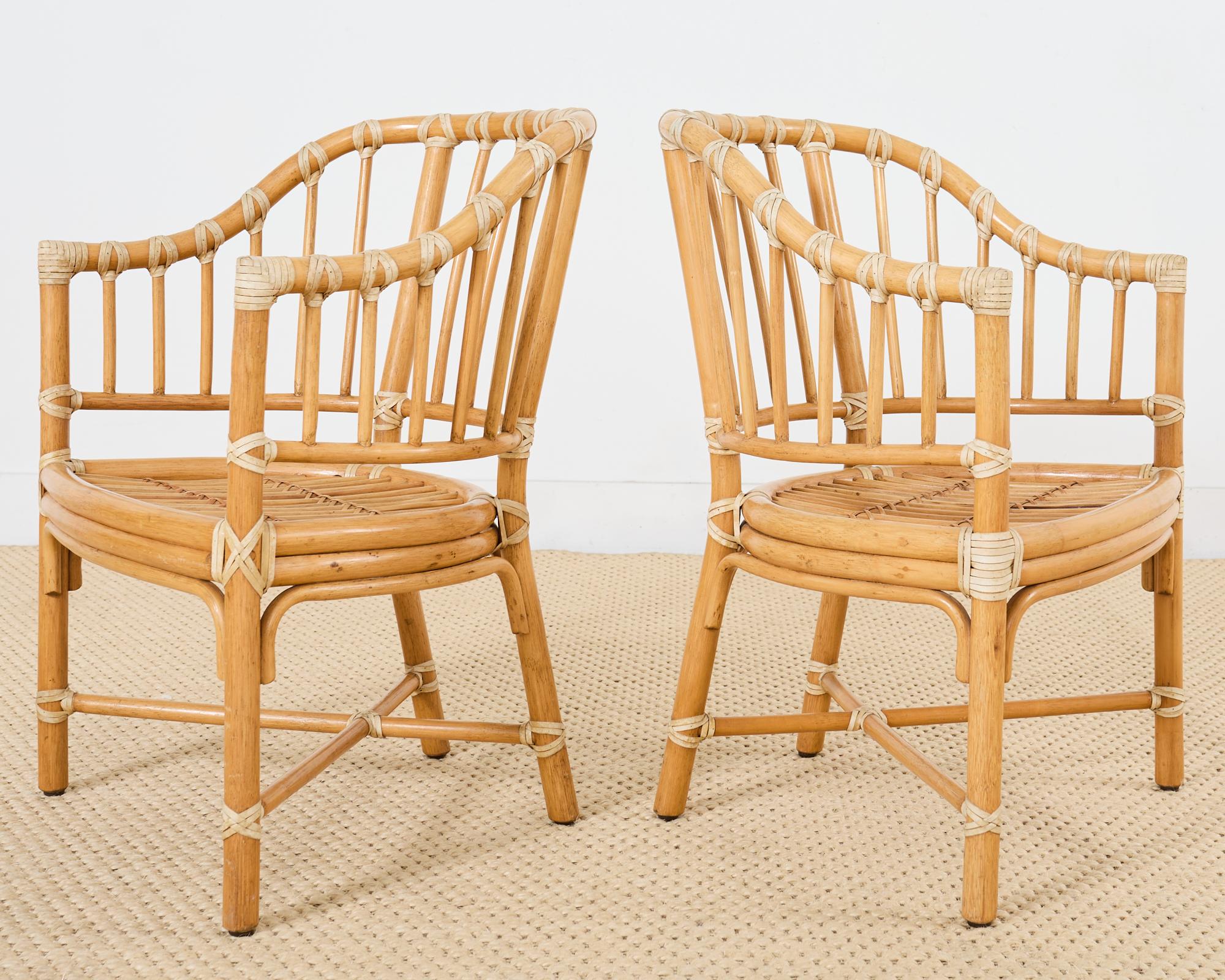 Satz von vier McGuire-Rattan-Esszimmerstühlen mit Fassrückenlehne (20. Jahrhundert) im Angebot
