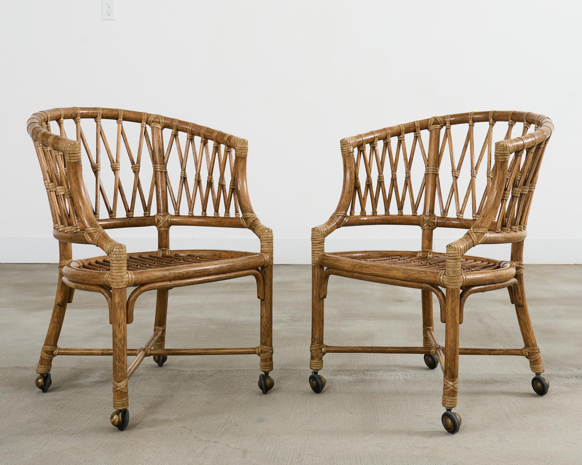 Satz von vier McGuire-Rattan-Esszimmerstühlen mit Fassrückenlehne (20. Jahrhundert) im Angebot
