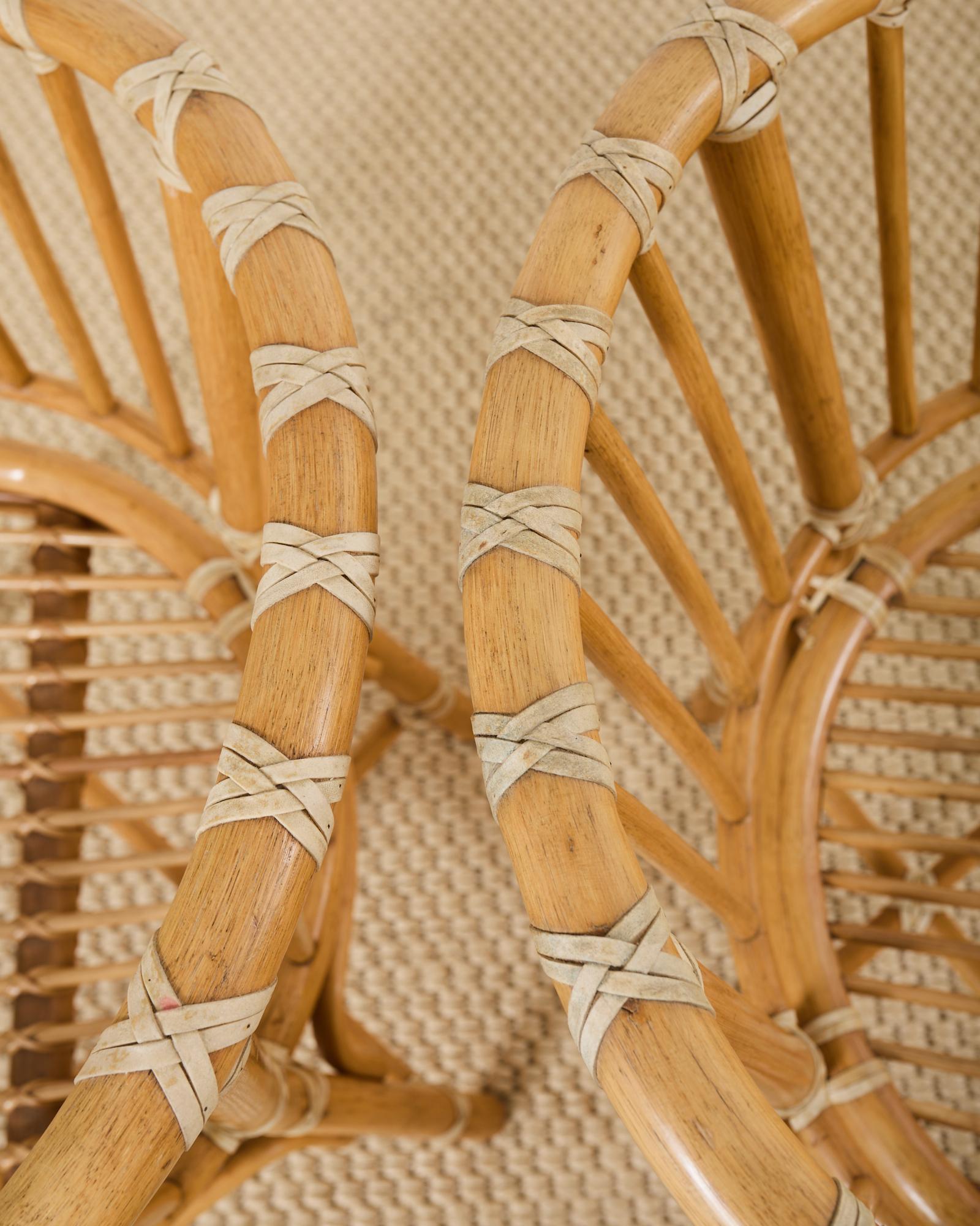 Satz von vier McGuire-Rattan-Esszimmerstühlen mit Fassrückenlehne (Leder) im Angebot