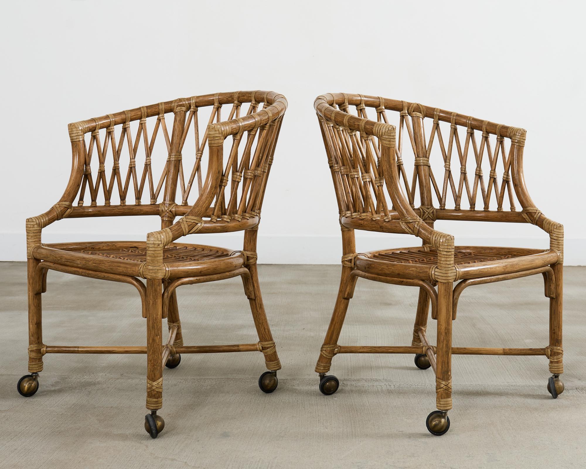 Satz von vier McGuire-Rattan-Esszimmerstühlen mit Fassrückenlehne (Leder) im Angebot