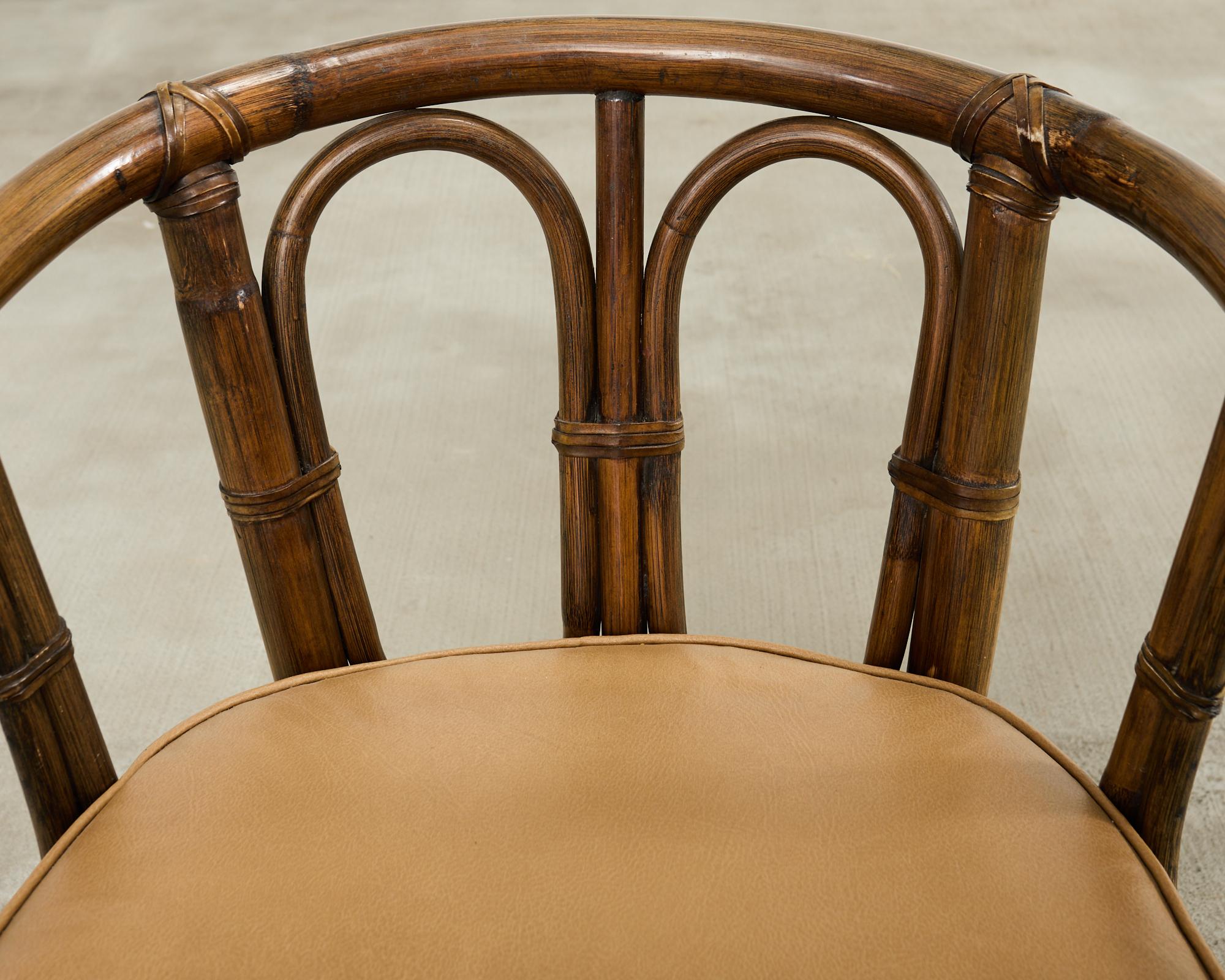 Ensemble de quatre fauteuils de salon McGuire en rotin avec dossier en forme de tonneau en vente 7