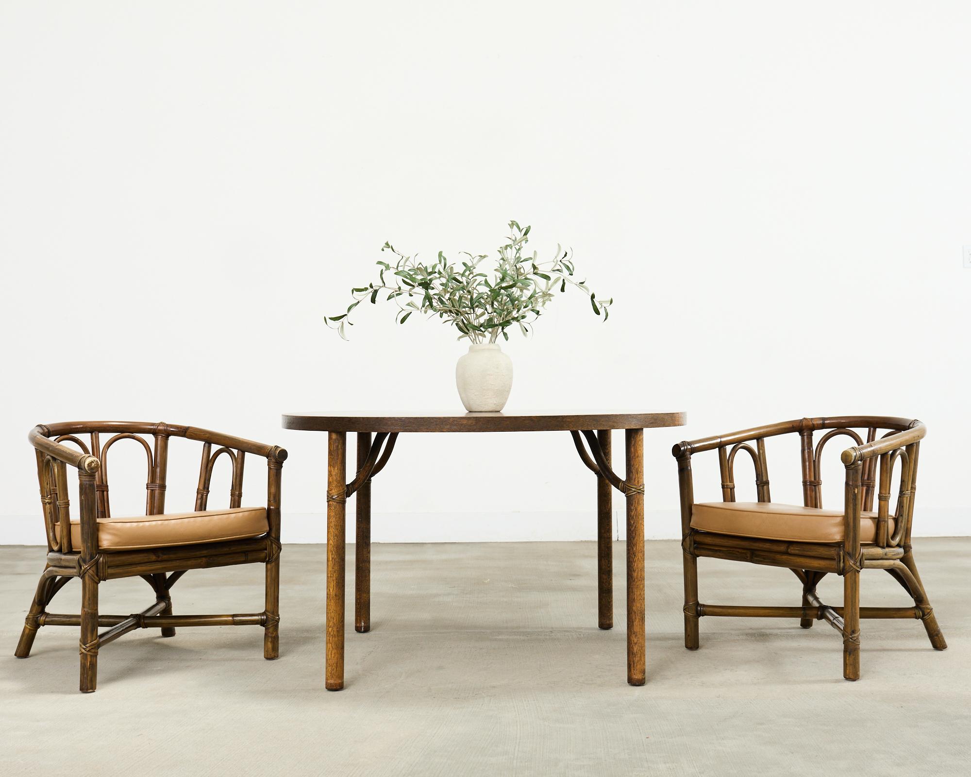 Ensemble de quatre fauteuils ou chaises longues à dossier en tonneau du milieu du siècle, fabriqués dans le style moderne organique de la côte californienne par les artisans de McGuire. Les chaises sont fabriquées en rotin épais et sont reliées