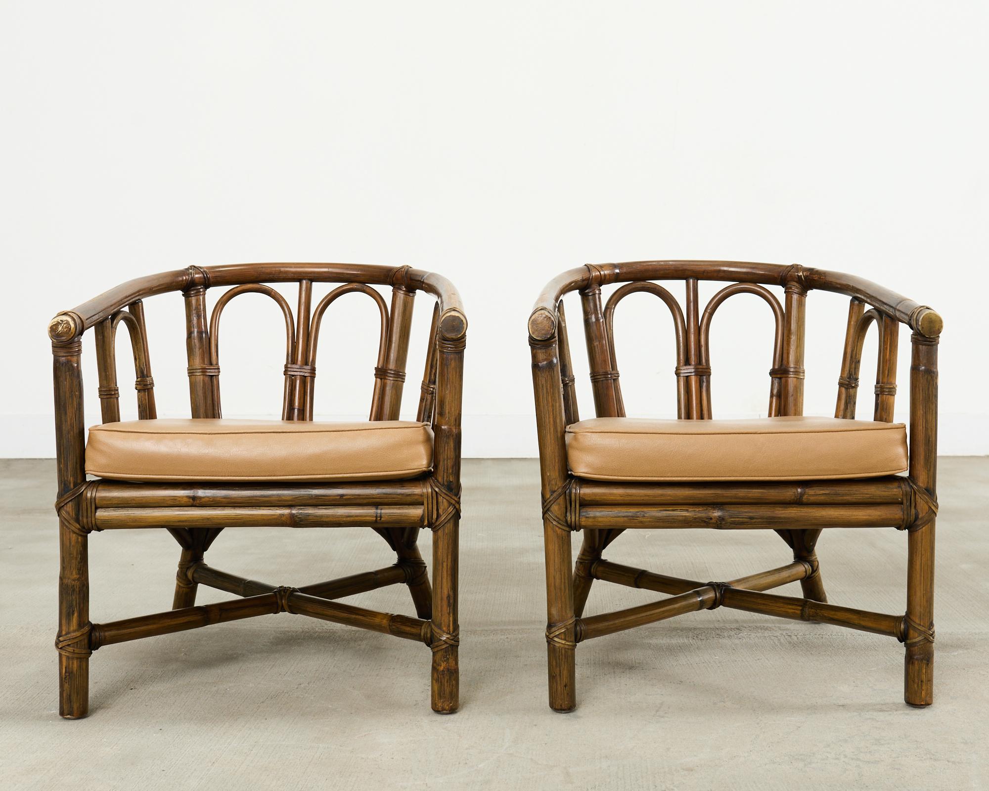 Américain Ensemble de quatre fauteuils de salon McGuire en rotin avec dossier en forme de tonneau en vente