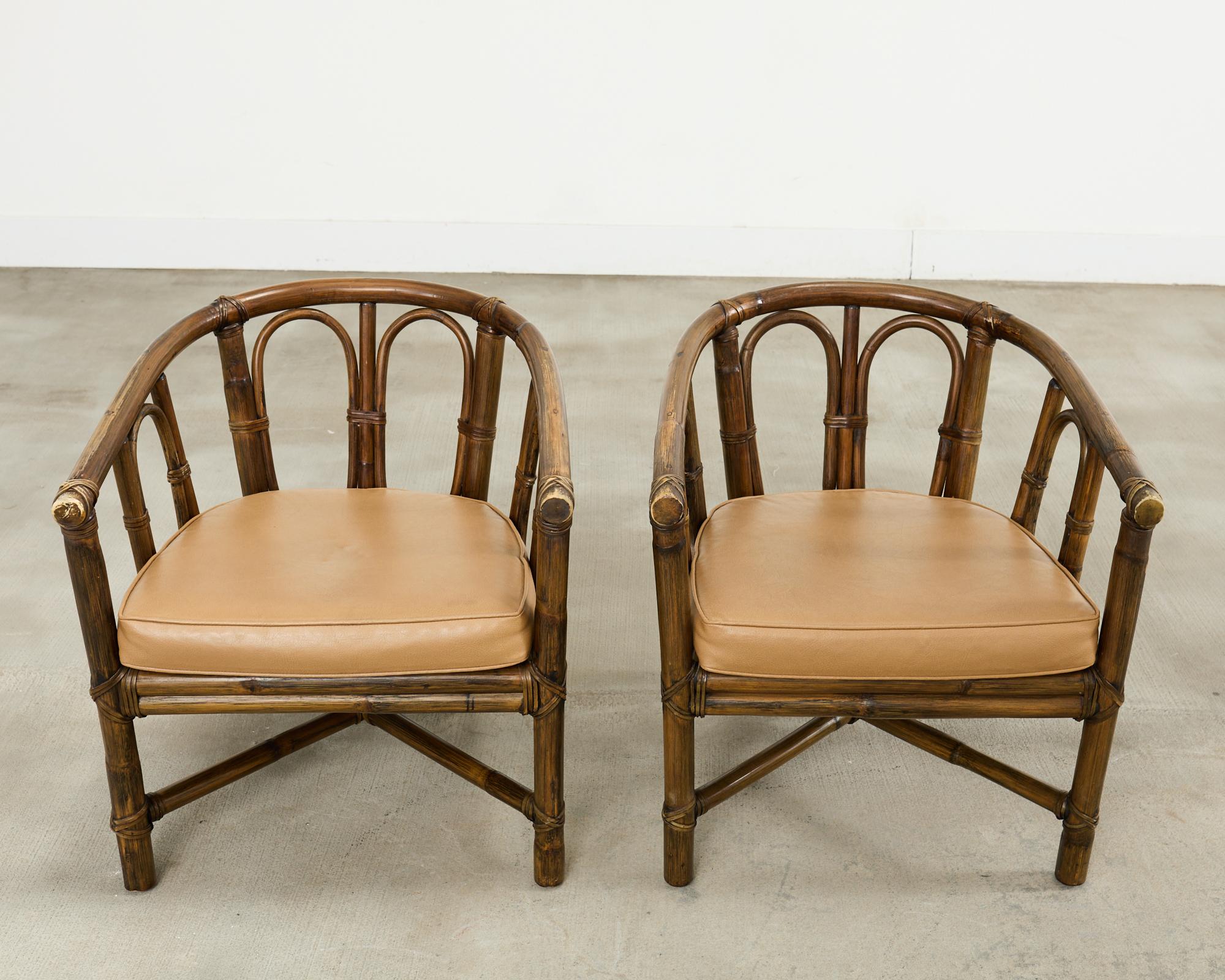 Fait main Ensemble de quatre fauteuils de salon McGuire en rotin avec dossier en forme de tonneau en vente