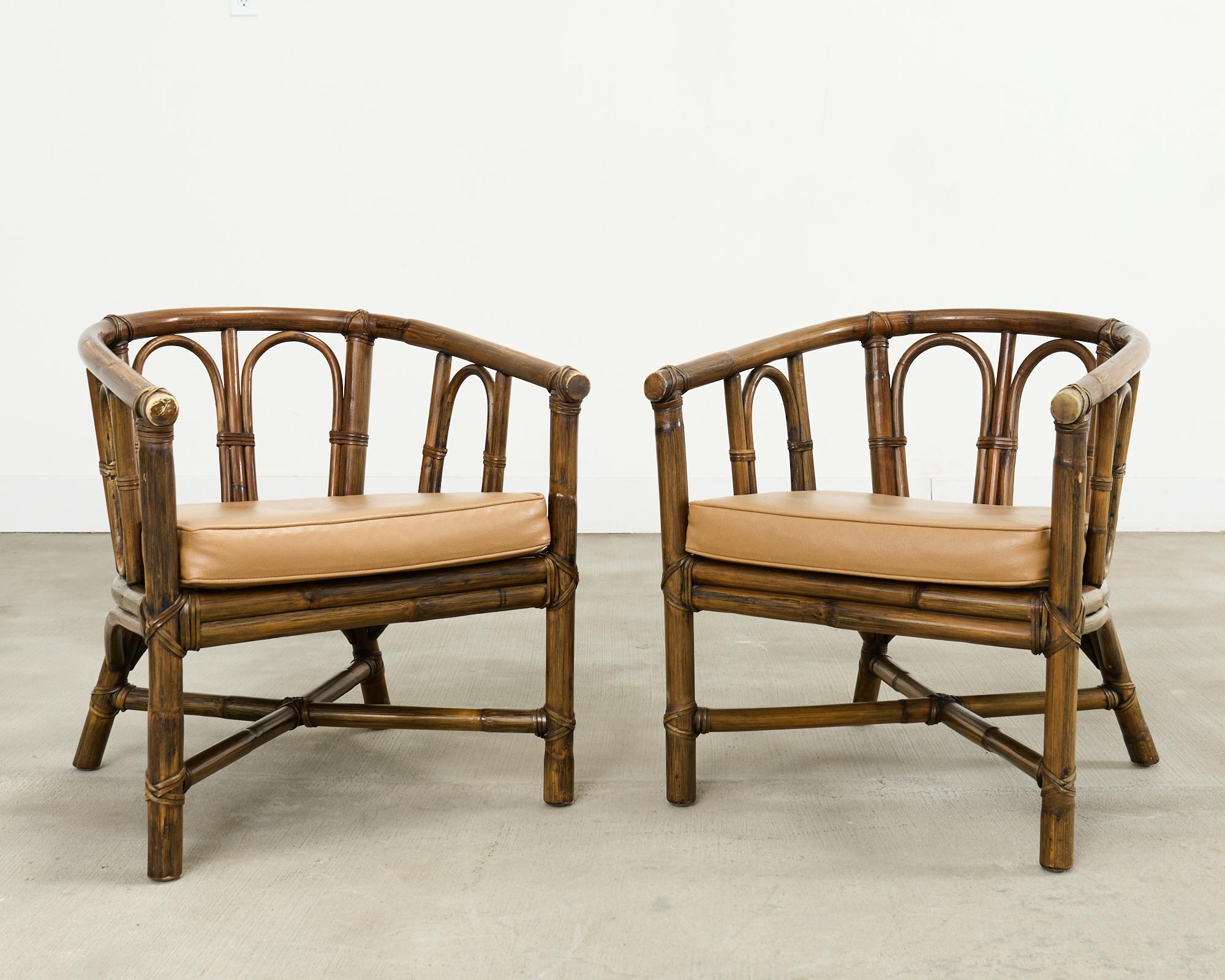 Ensemble de quatre fauteuils de salon McGuire en rotin avec dossier en forme de tonneau Bon état - En vente à Rio Vista, CA