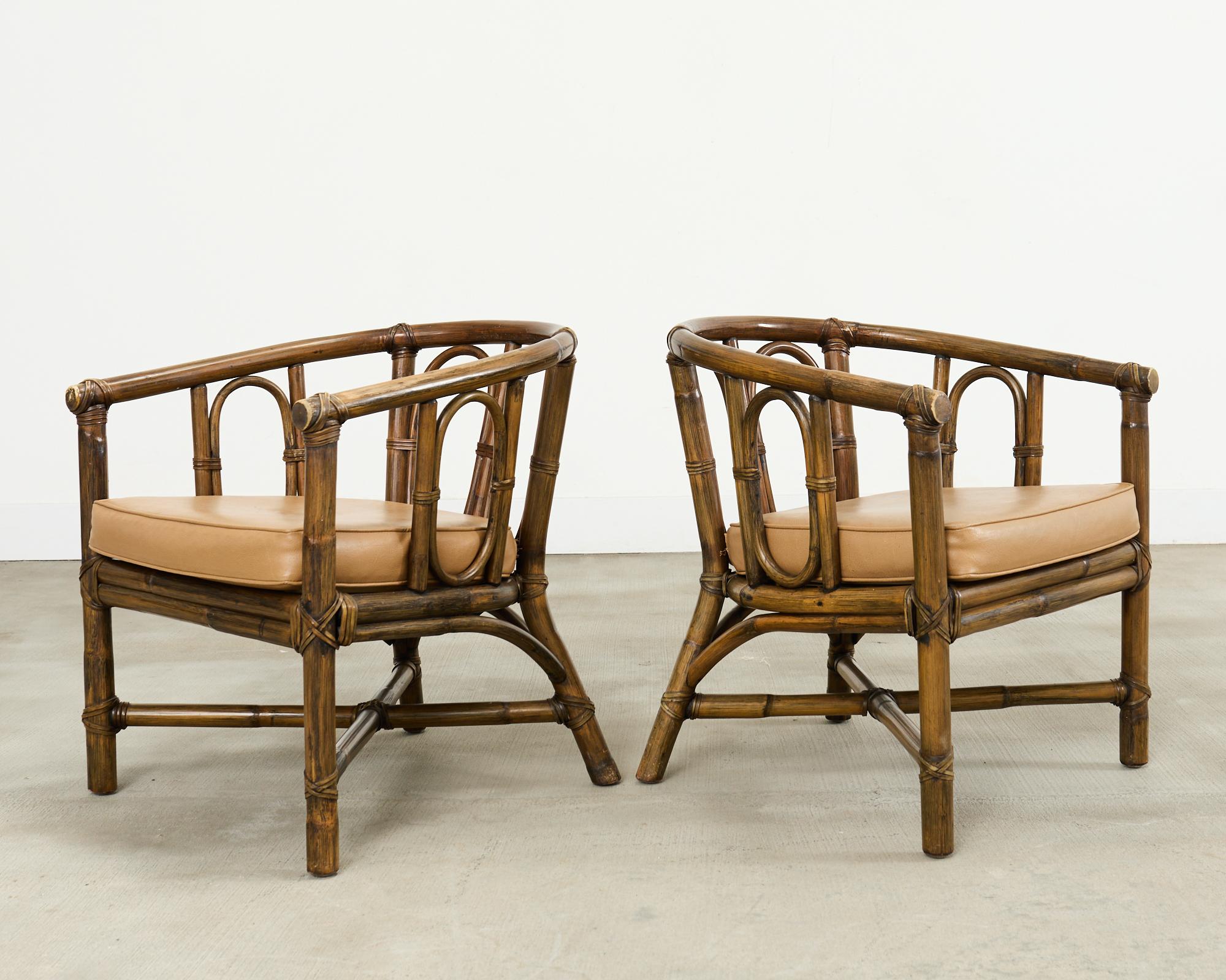 20ième siècle Ensemble de quatre fauteuils de salon McGuire en rotin avec dossier en forme de tonneau en vente