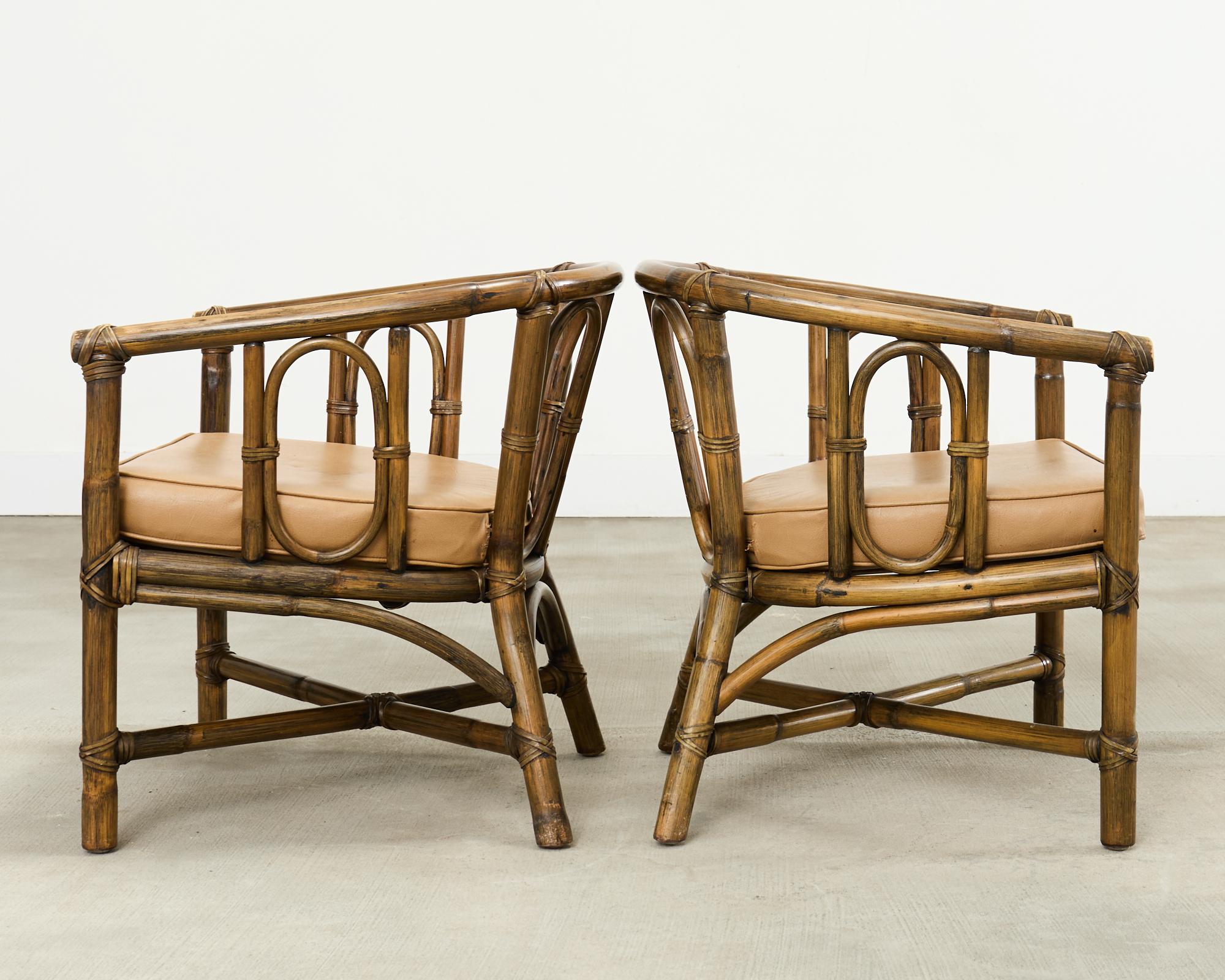 Cuir Ensemble de quatre fauteuils de salon McGuire en rotin avec dossier en forme de tonneau en vente