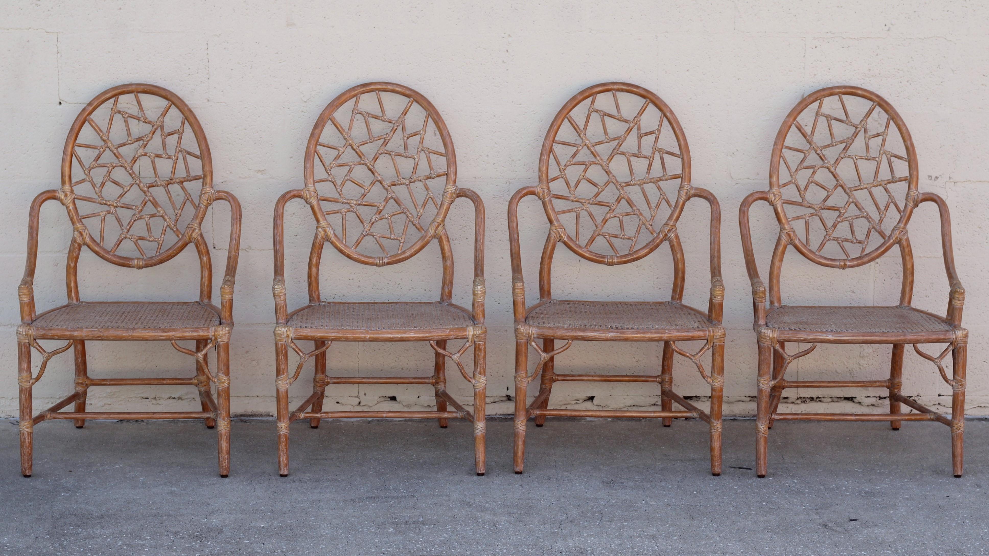 Un ensemble de quatre chaises de salle à manger emblématiques en bambou rotin McGuire Cracked Ice, conçues par l'innovatrice Elinor McGuire en 1968. Ce modèle est célèbre pour son dossier ovale en rotin qui encadre des pièces de rotin plus petites