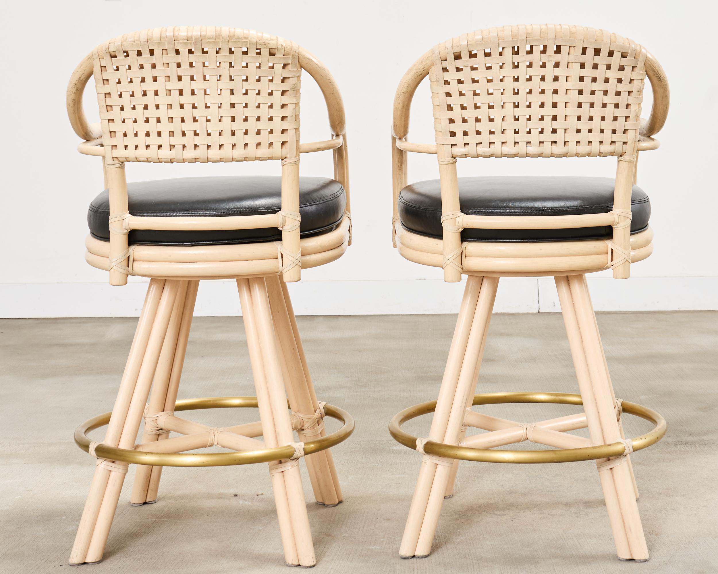 Set di quattro sgabelli da bar girevoli in pelle McGuire Rattan in vendita 2