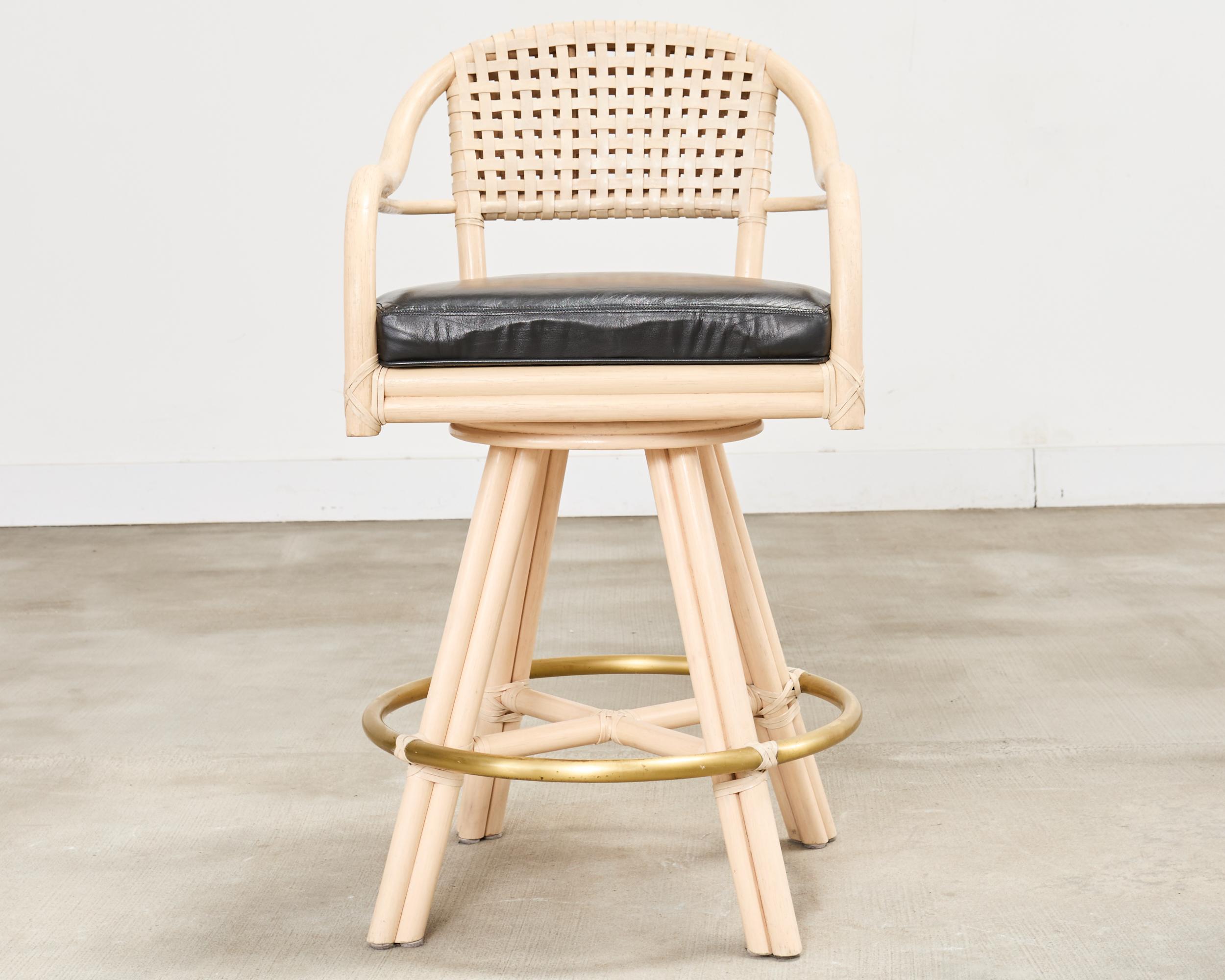Set di quattro sgabelli da bar girevoli in pelle McGuire Rattan in vendita 3