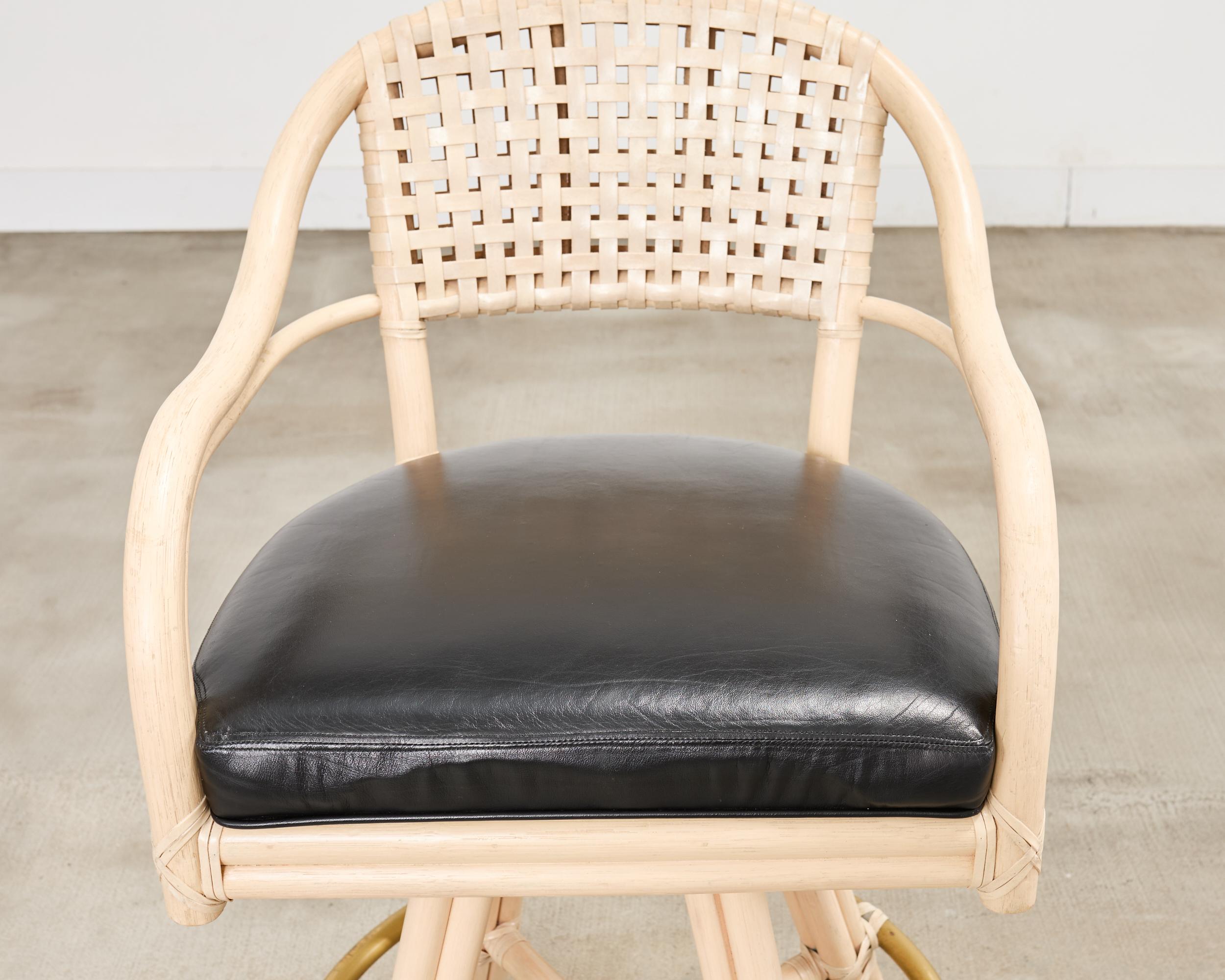 Set di quattro sgabelli da bar girevoli in pelle McGuire Rattan in vendita 4
