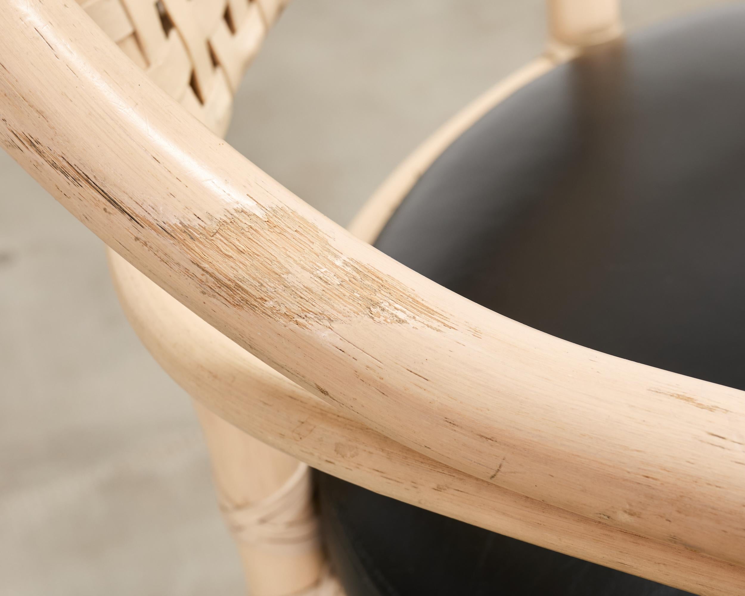 Set di quattro sgabelli da bar girevoli in pelle McGuire Rattan in vendita 5