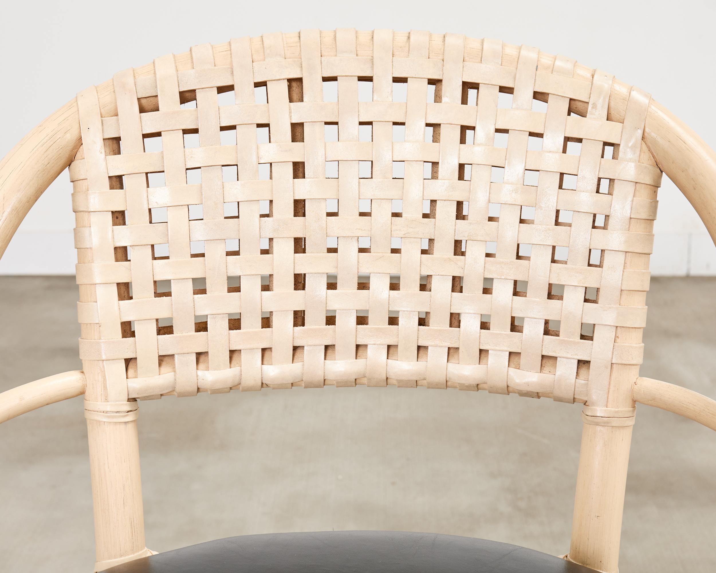 Set di quattro sgabelli da bar girevoli in pelle McGuire Rattan in vendita 6
