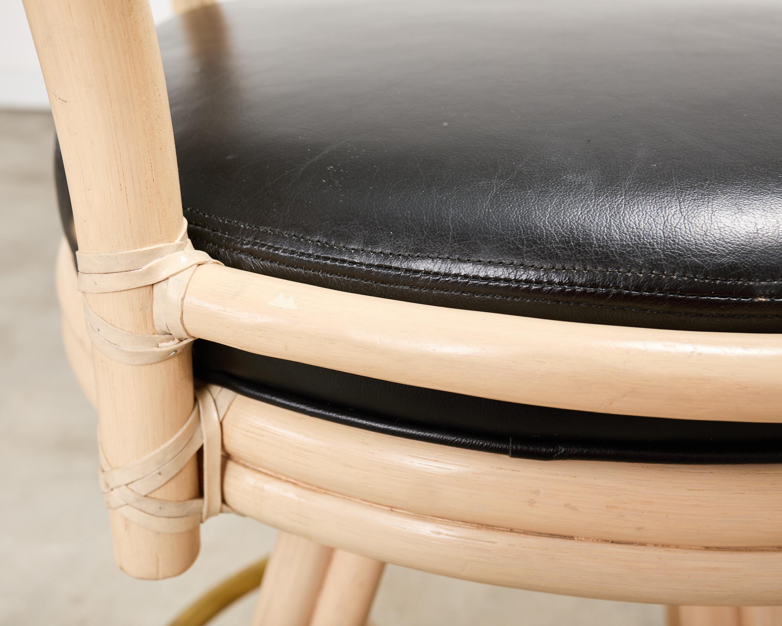 Set di quattro sgabelli da bar girevoli in pelle McGuire Rattan in vendita 9
