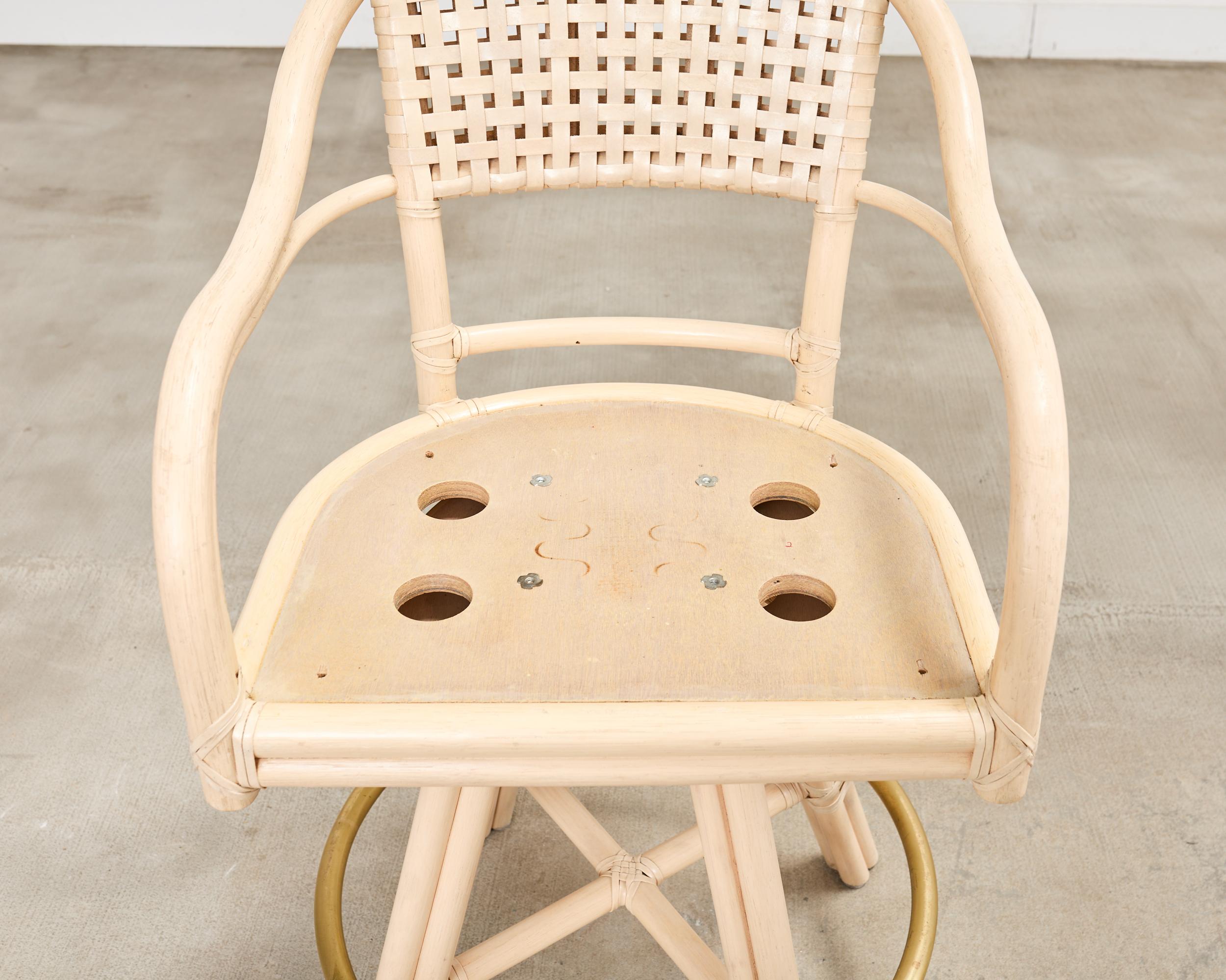 Set di quattro sgabelli da bar girevoli in pelle McGuire Rattan in vendita 11