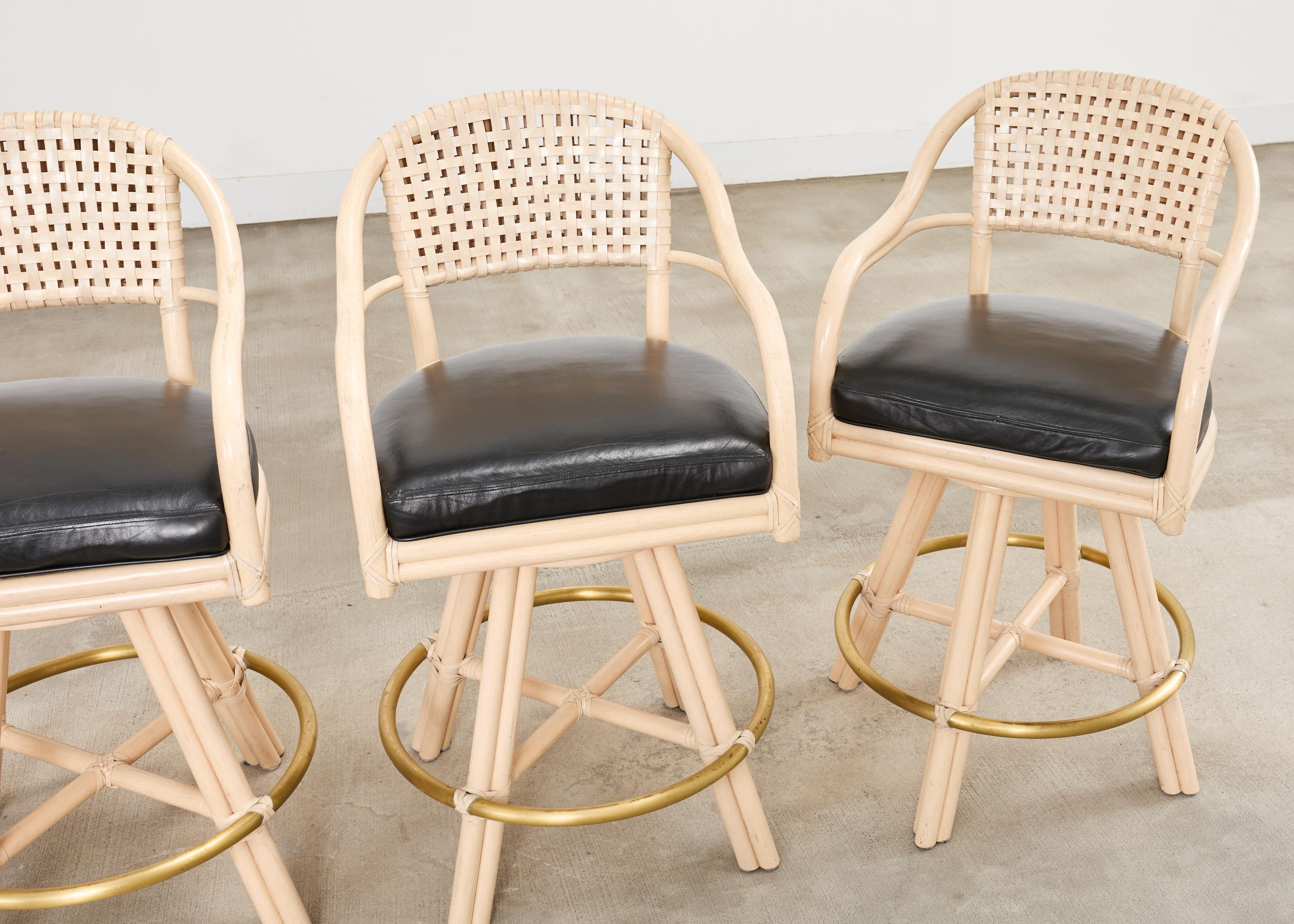 Organico moderno Set di quattro sgabelli da bar girevoli in pelle McGuire Rattan in vendita