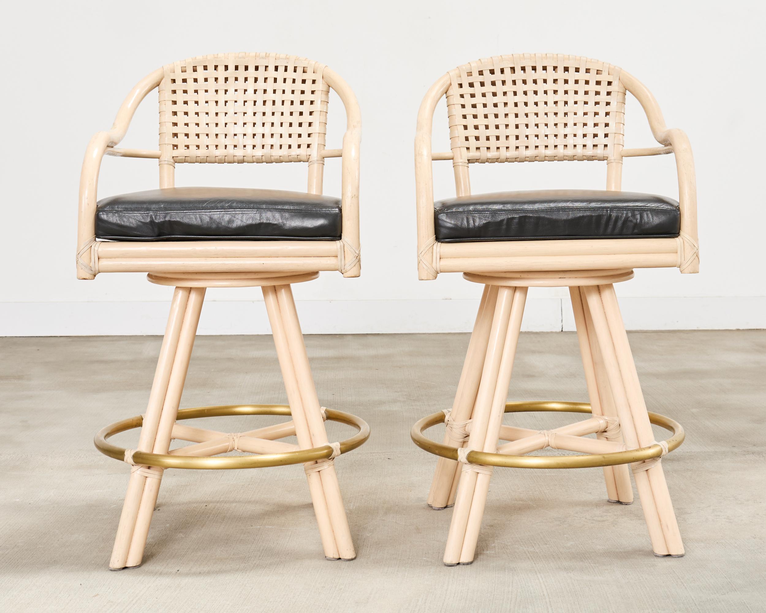 Americano Set di quattro sgabelli da bar girevoli in pelle McGuire Rattan in vendita