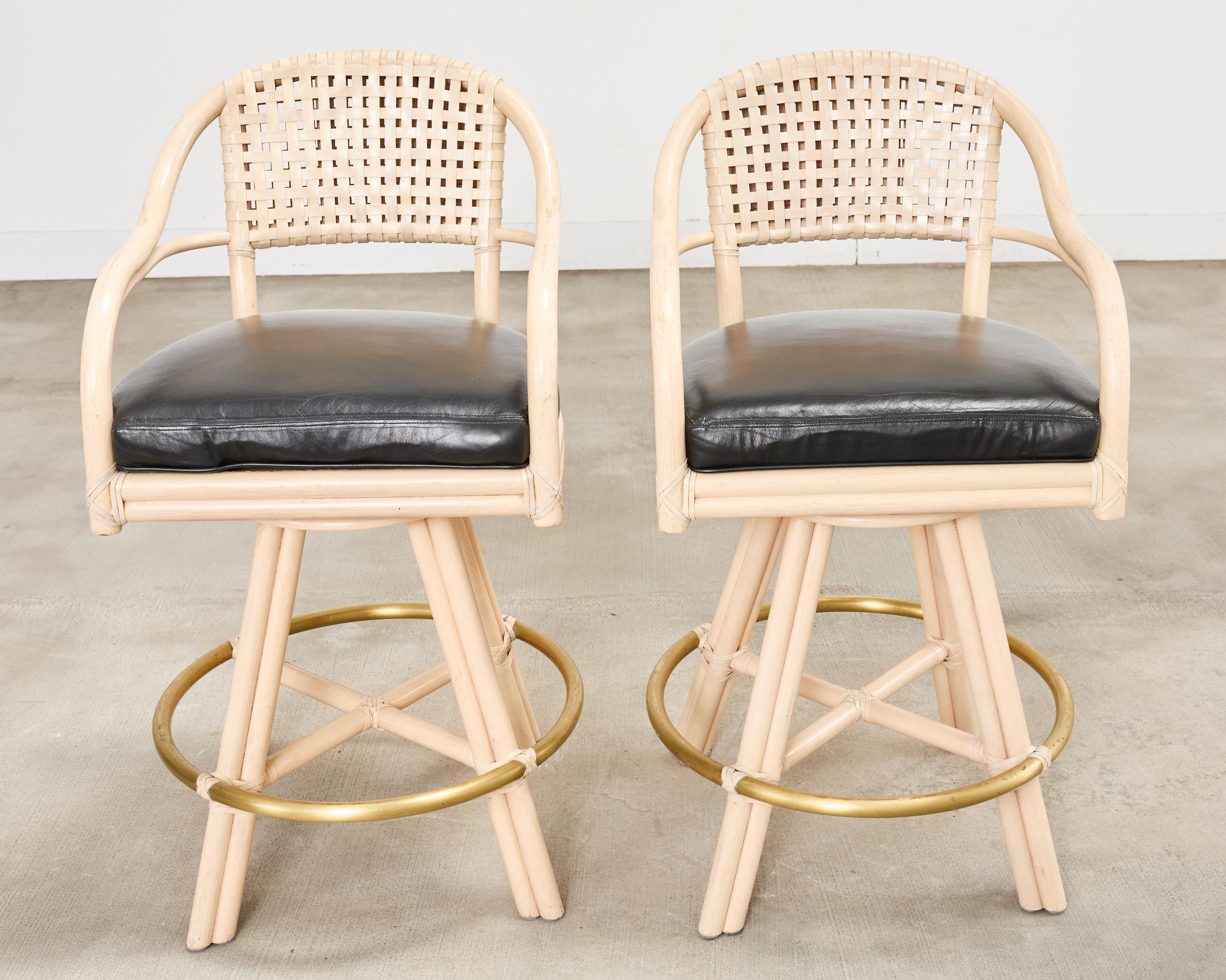 Tessuto Set di quattro sgabelli da bar girevoli in pelle McGuire Rattan in vendita