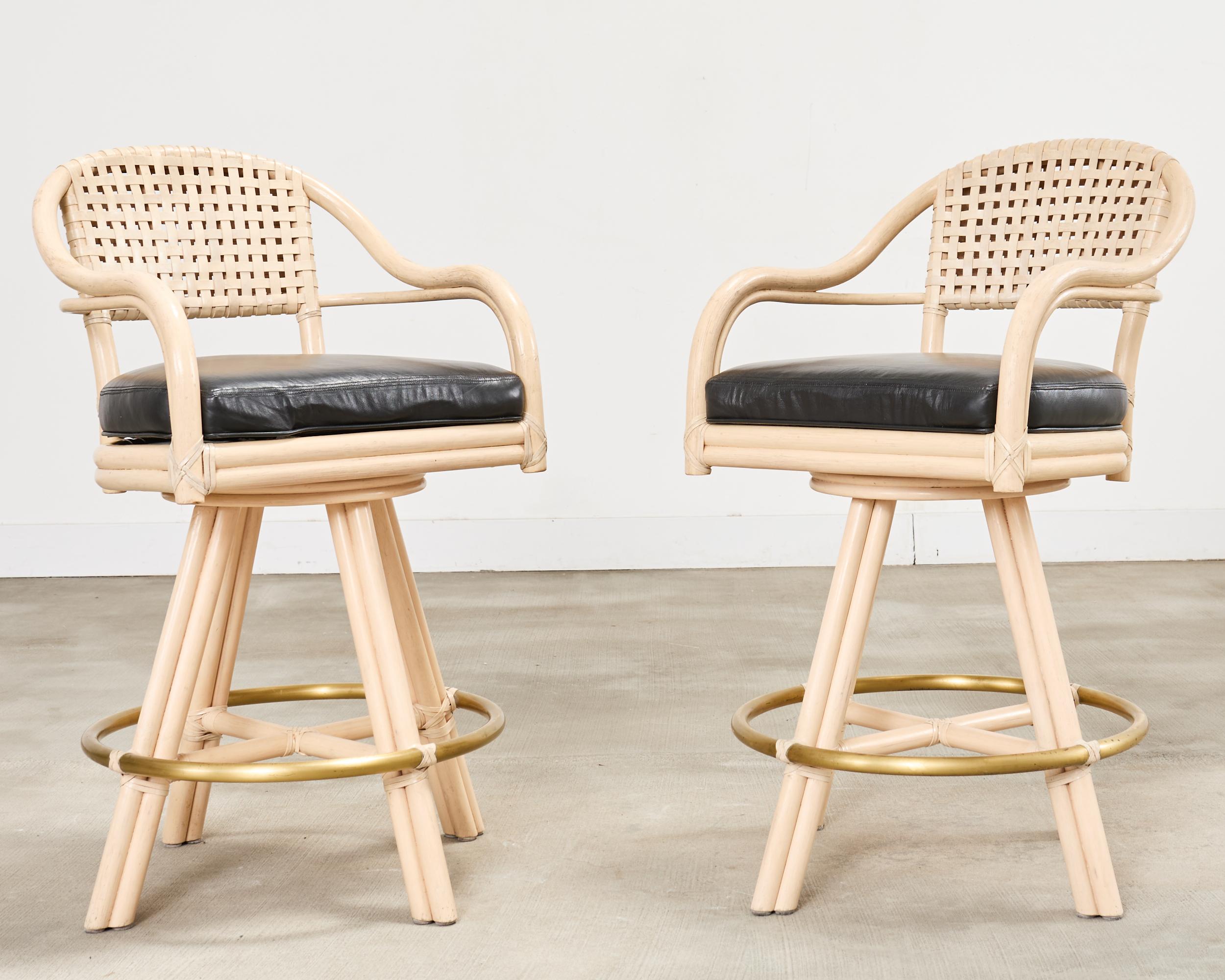 Set di quattro sgabelli da bar girevoli in pelle McGuire Rattan In condizioni buone in vendita a Rio Vista, CA