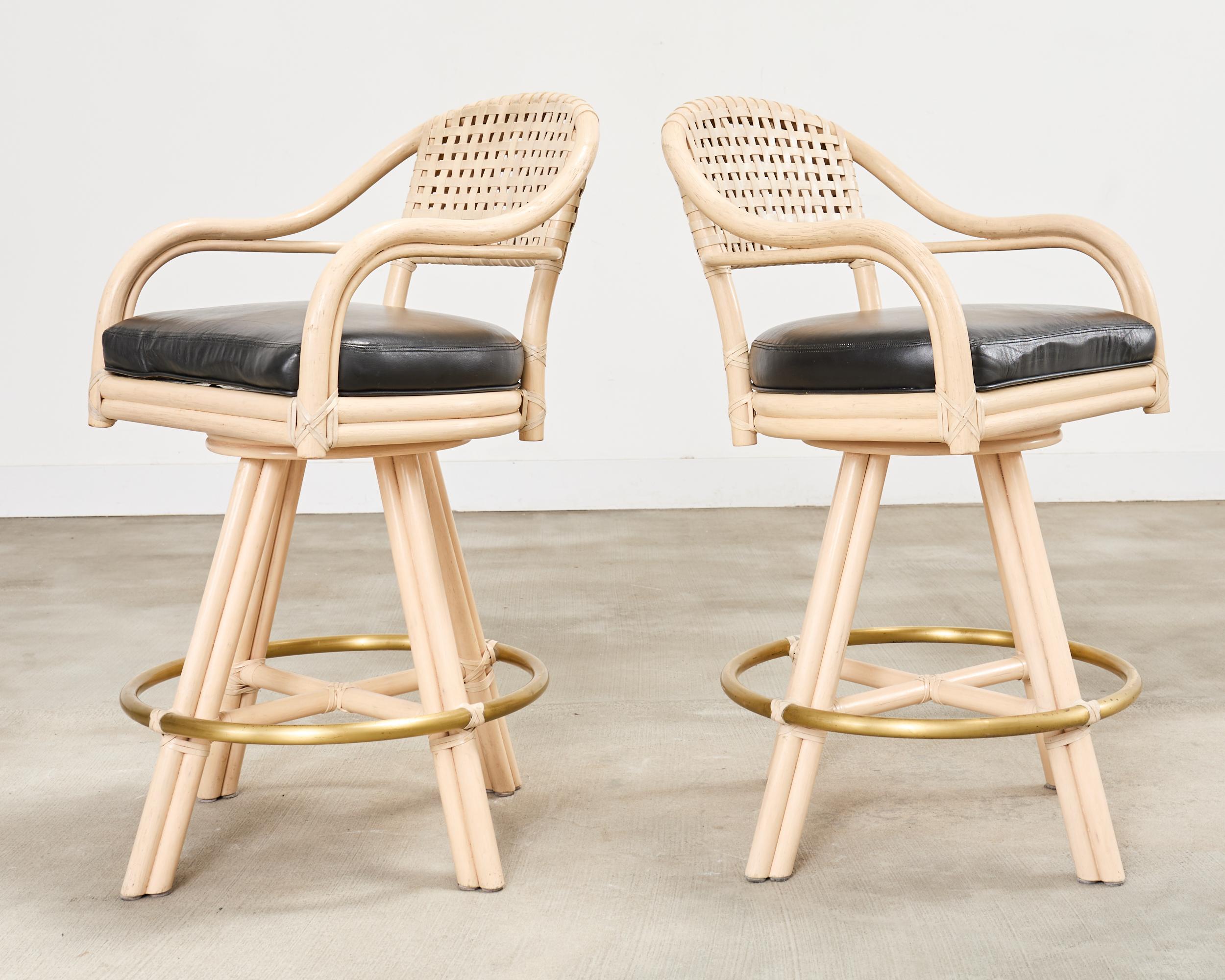 XX secolo Set di quattro sgabelli da bar girevoli in pelle McGuire Rattan in vendita