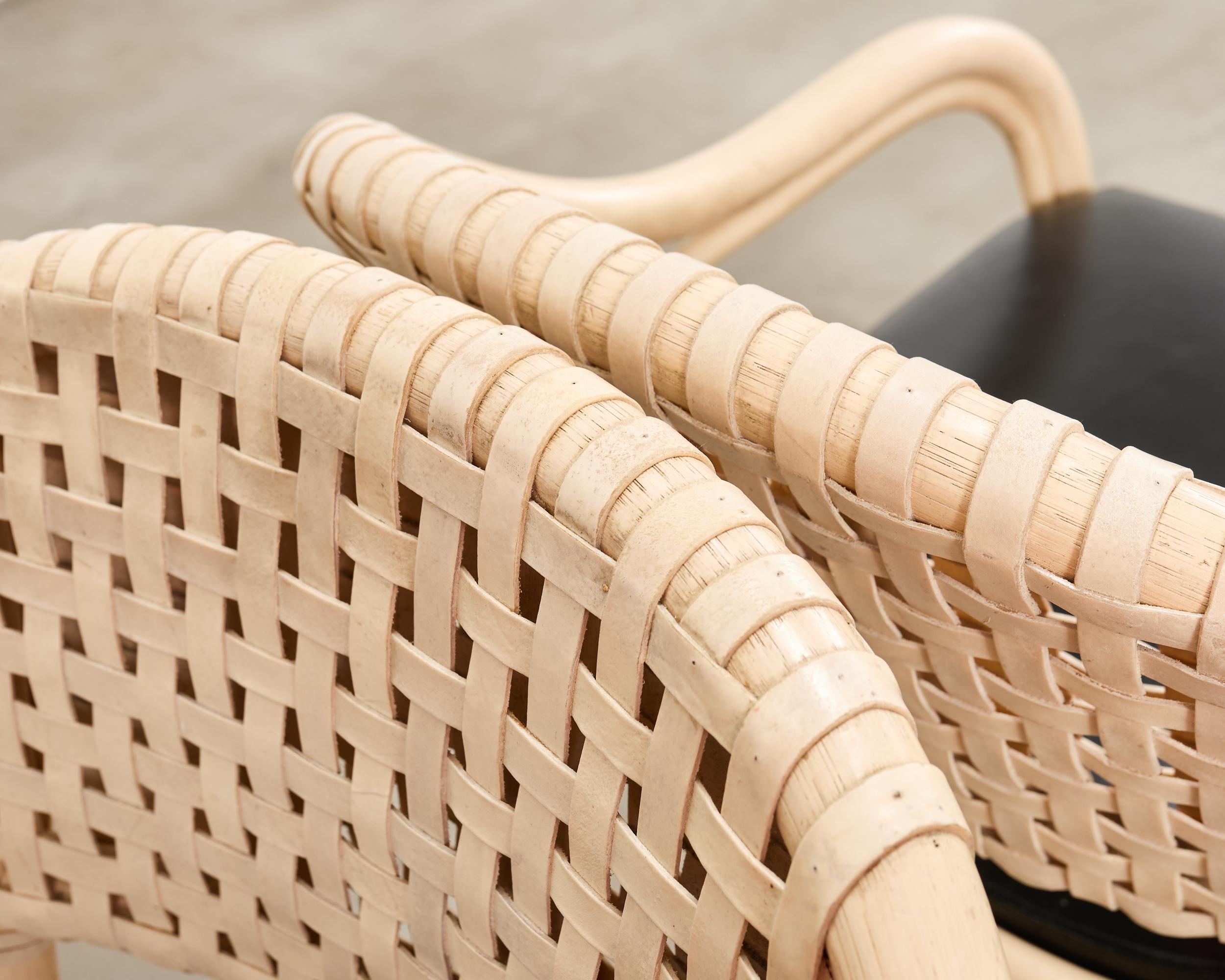 Metallo Set di quattro sgabelli da bar girevoli in pelle McGuire Rattan in vendita
