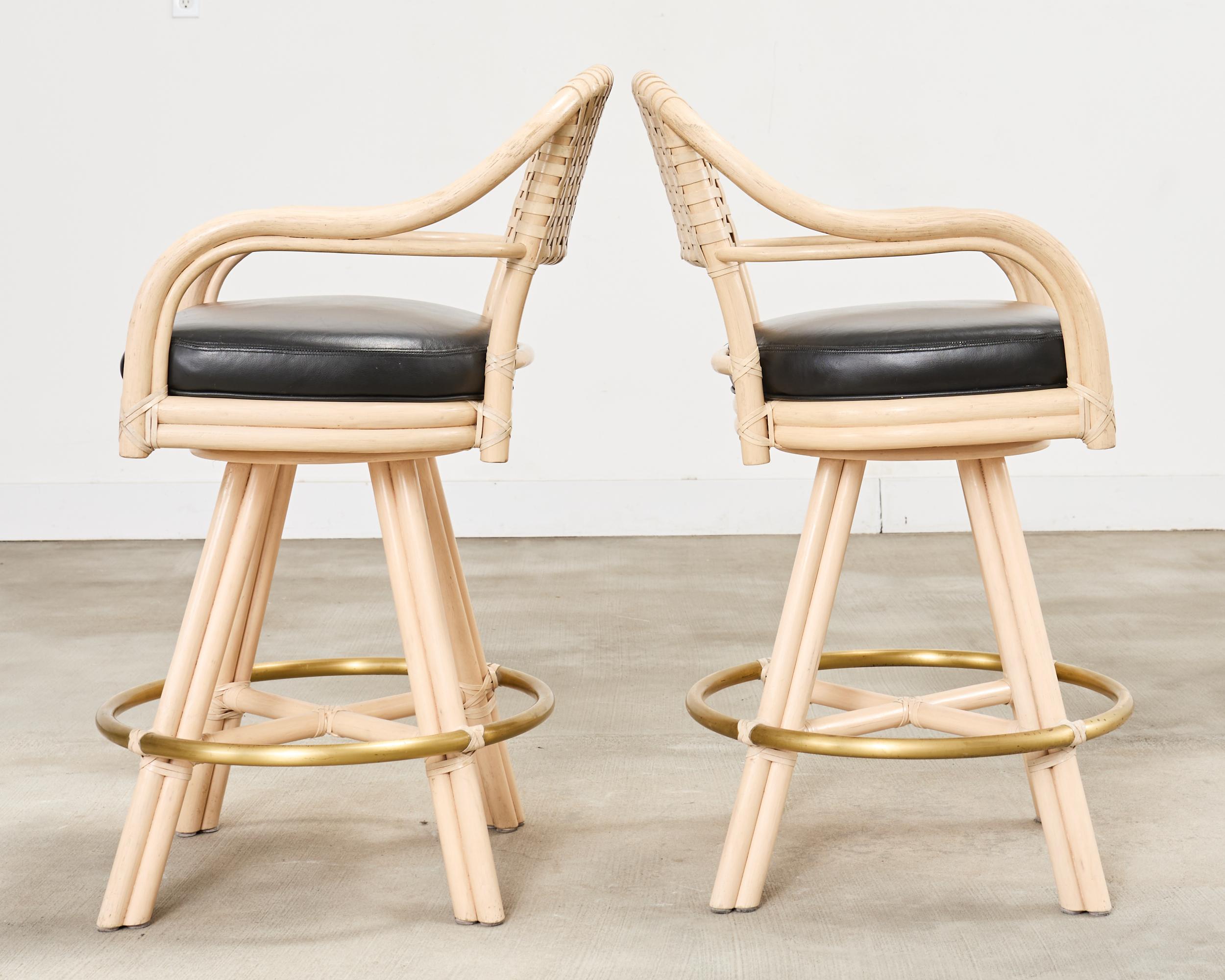 Set di quattro sgabelli da bar girevoli in pelle McGuire Rattan in vendita 1