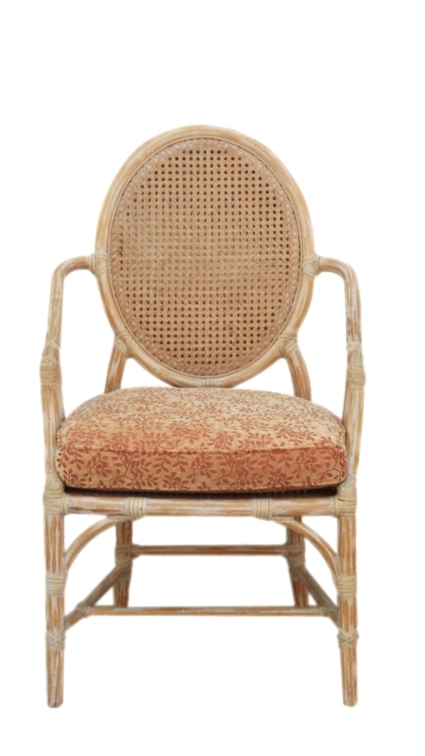 Un magnifique ensemble de quatre chaises de salle à manger en rotin authentique McGuire à dossier ovale en rotin, conçu par l'innovatrice Elinor McGuire. L'ensemble des fauteuils présente le laçage en cuir brut caractéristique de McGuire sur les