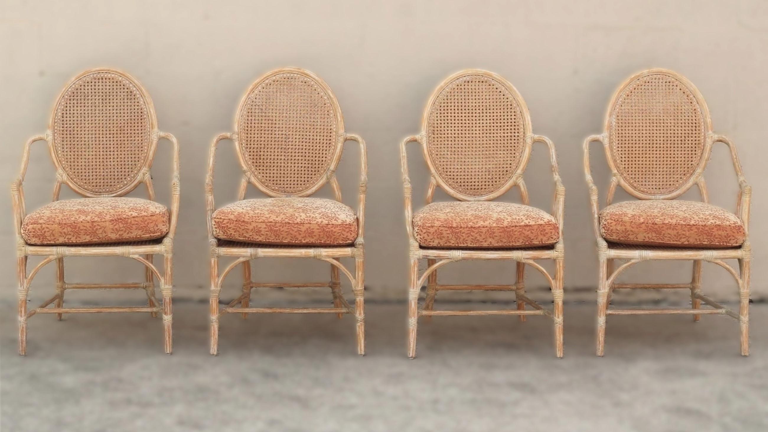 20ième siècle Ensemble de quatre fauteuils de salle à manger McGuire en rotin à dossier canné ovale, style moderne organique en vente