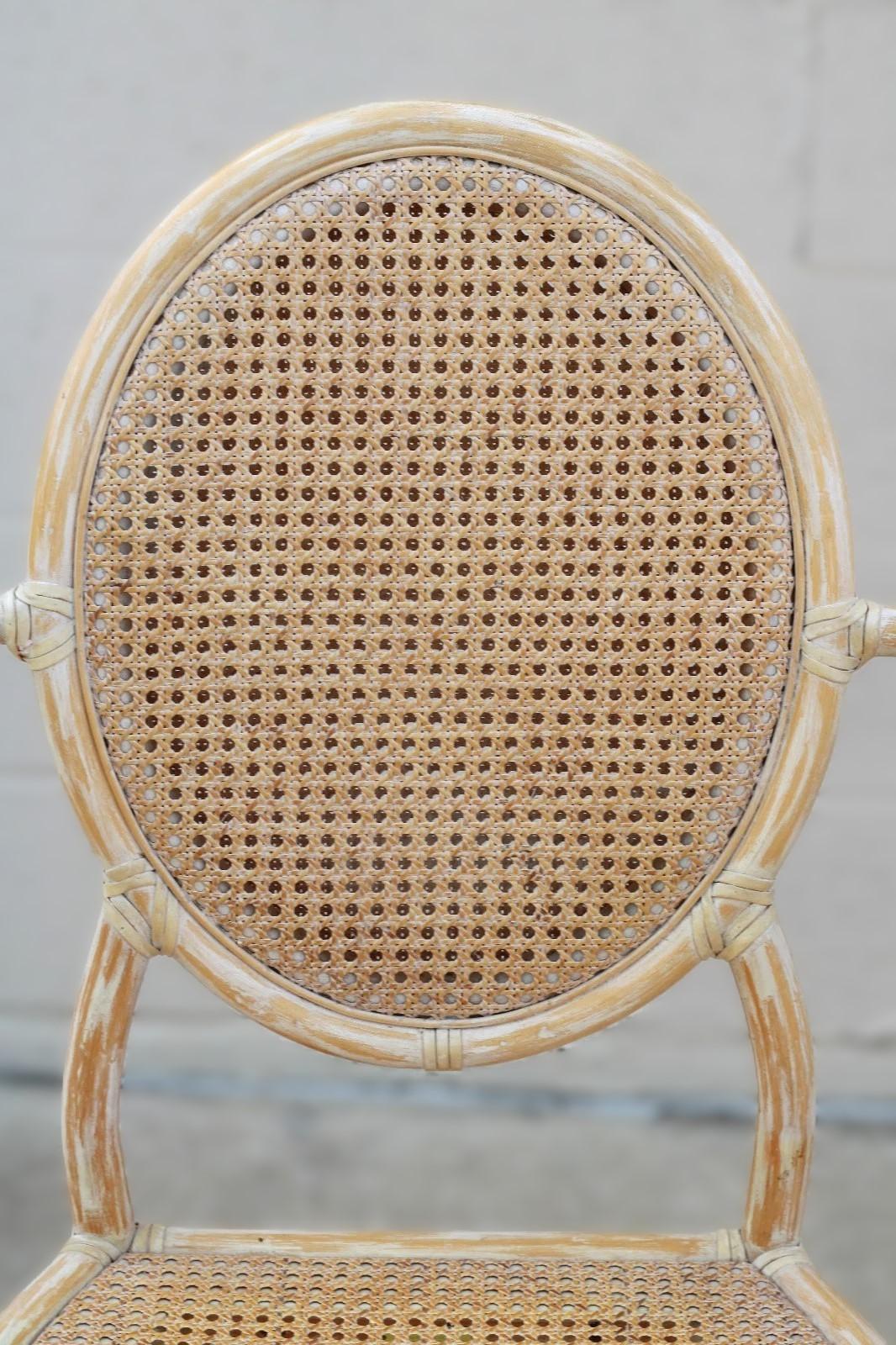 Cuir Ensemble de quatre fauteuils de salle à manger McGuire en rotin à dossier canné ovale, style moderne organique en vente
